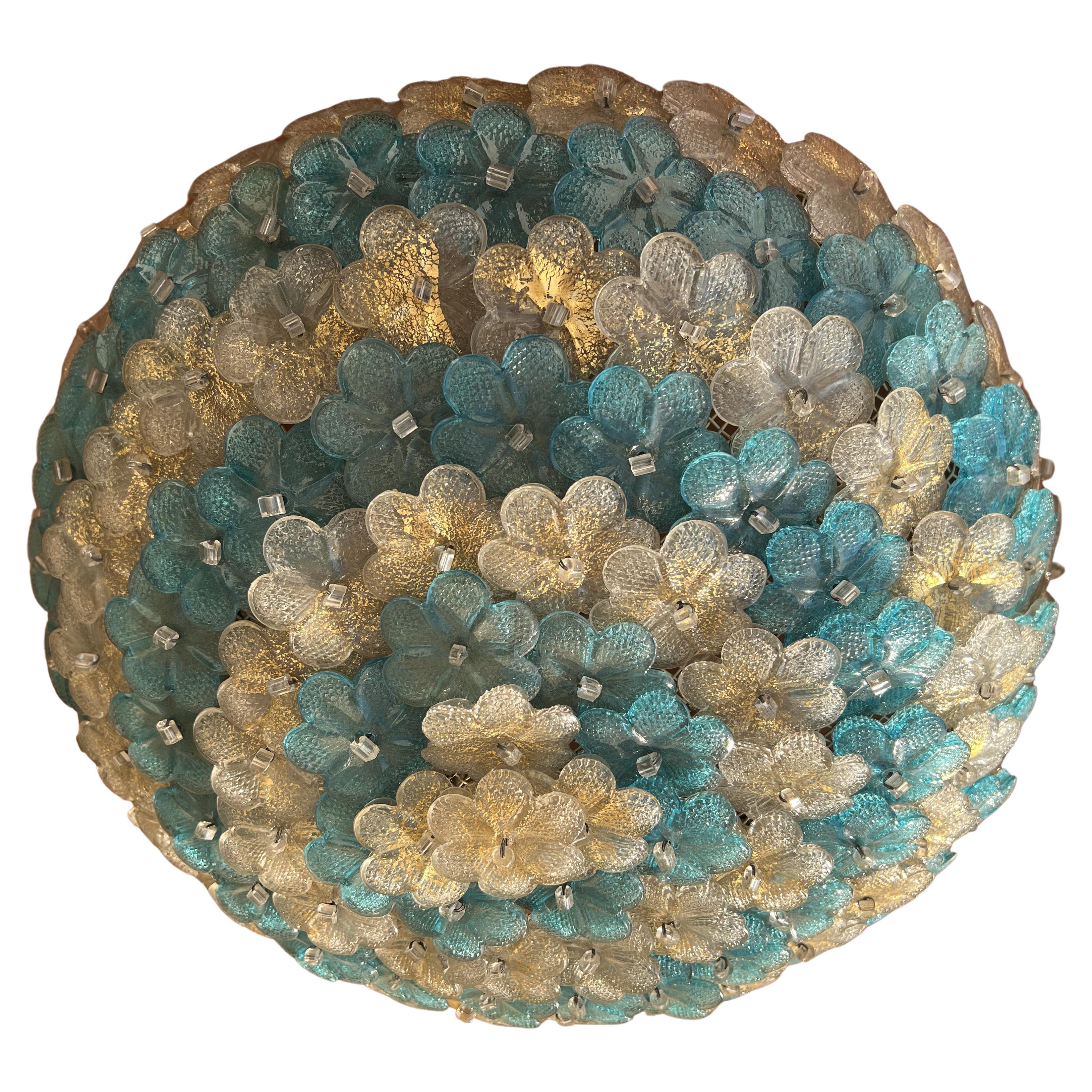 Wunderschönes Set bestehend aus drei wunderbaren Leuchten aus dem berühmten Murano-Ofen Seguso. Die Deckenleuchte hat einen Durchmesser von 36 cm und eine Höhe von 18 cm. Das Paar Wandleuchter ist 27 cm hoch, 22 cm hoch und 18 cm tief. Aus der