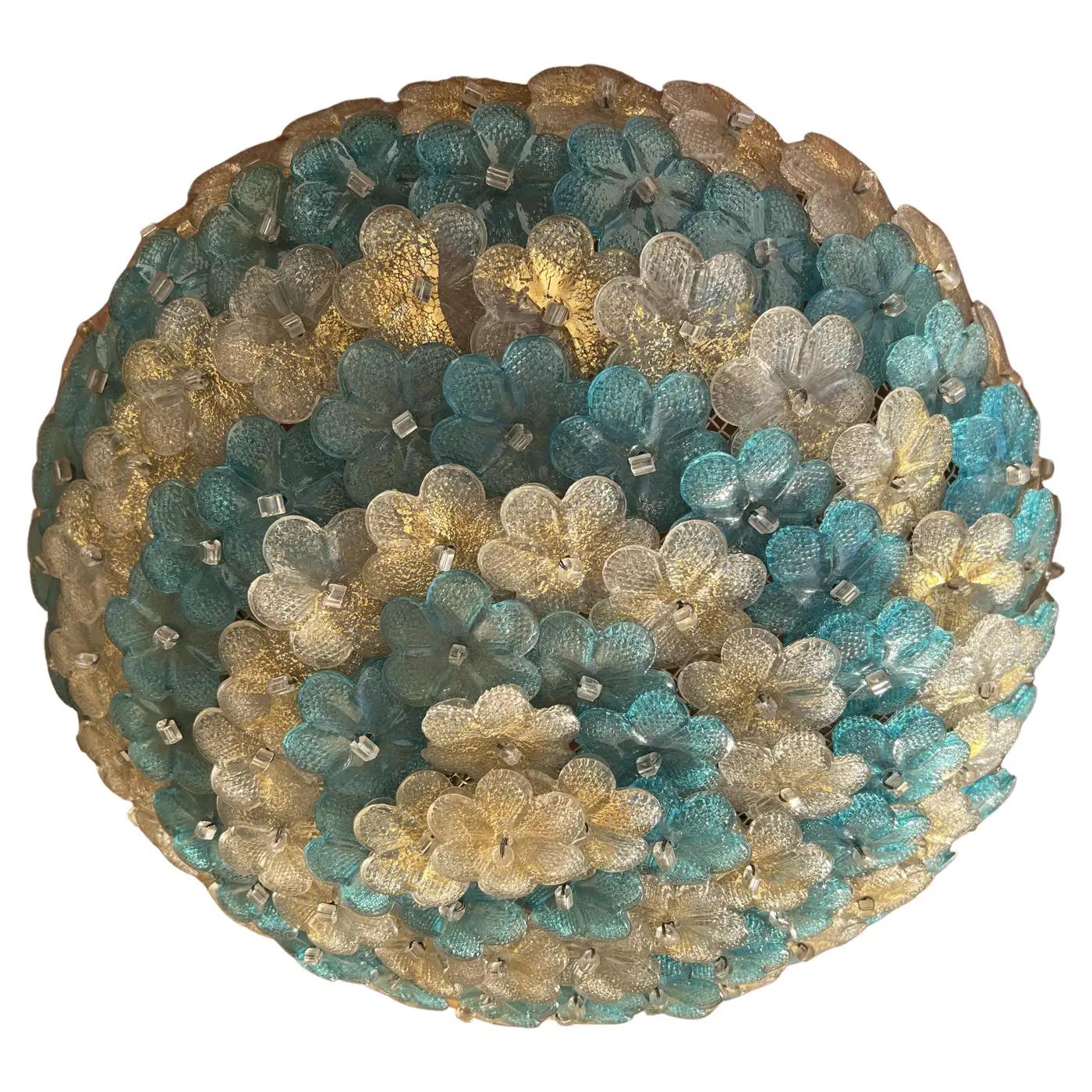 Splendido set composto da tre meravigliose luci della rinomata fornace Seguso di Murano. La plafoniera ha un diametro di 36 cm e un'altezza di 18 cm. La coppia di appliques misura 27 cm di altezza, 22 cm di altezza e 18 cm di profondità. Dalla