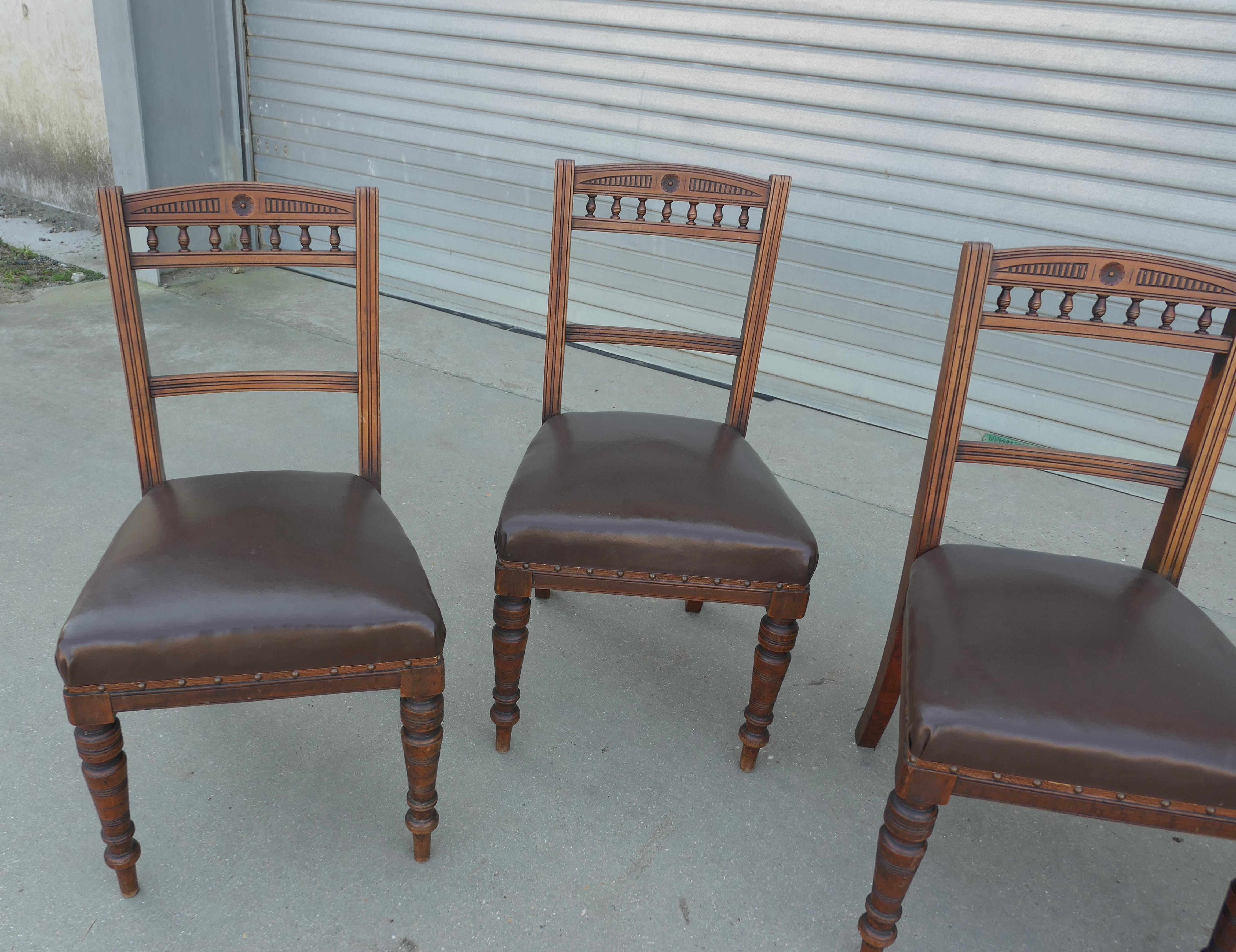 Ensemble très lourd de 4 pièces édouardiennes en chêne sculpté et cuir  Chaises de salle à manger

Un bon ensemble de chaises, les chaises sont sculptées et tapissées avec du cuir de bonne qualité.
Un très bel ensemble de chaises, elles sont saines