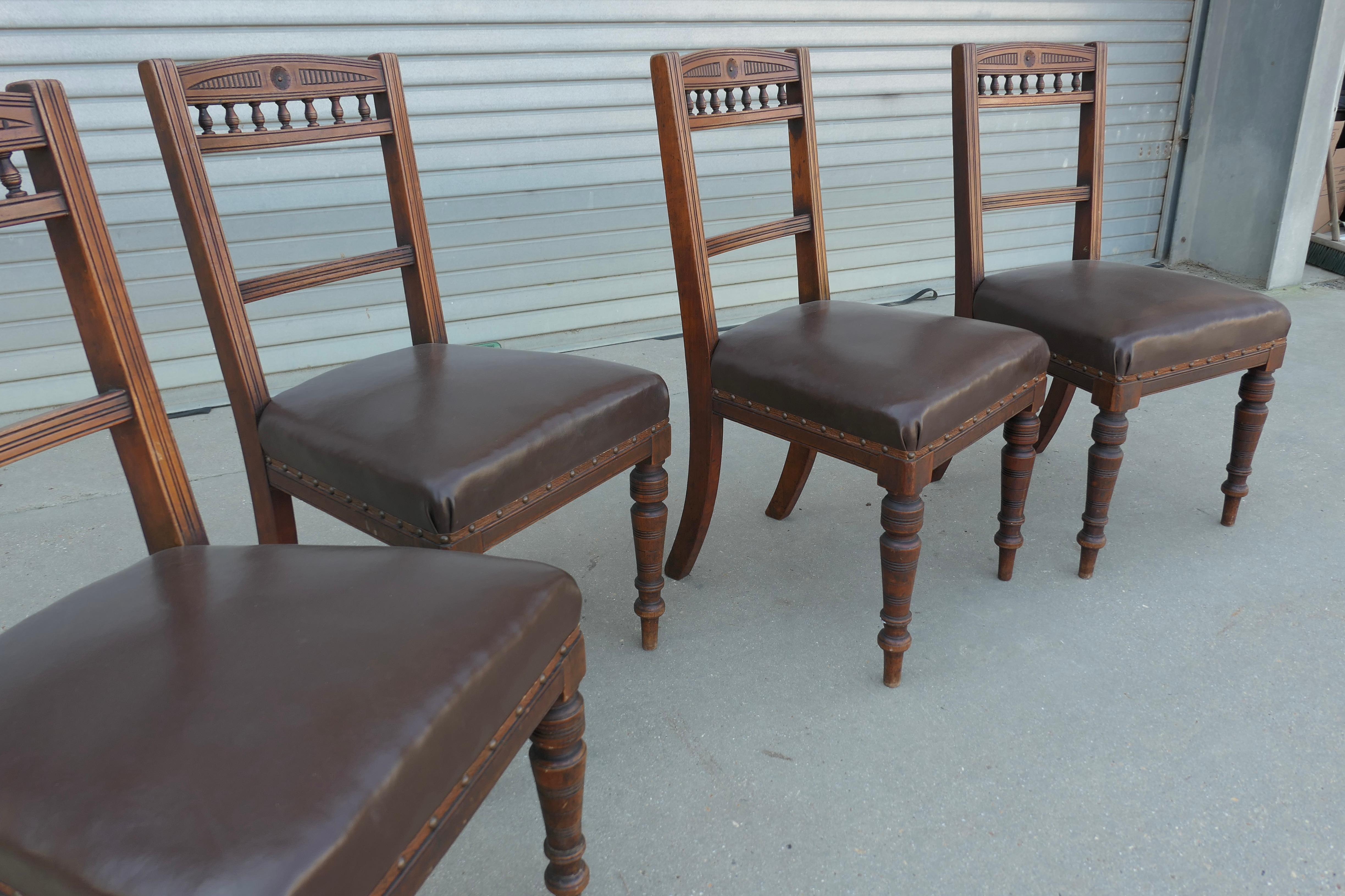 Édouardien Ensemble très lourd de 4 pièces édouardiennes en chêne sculpté et cuir  Chaises de salle à manger en vente