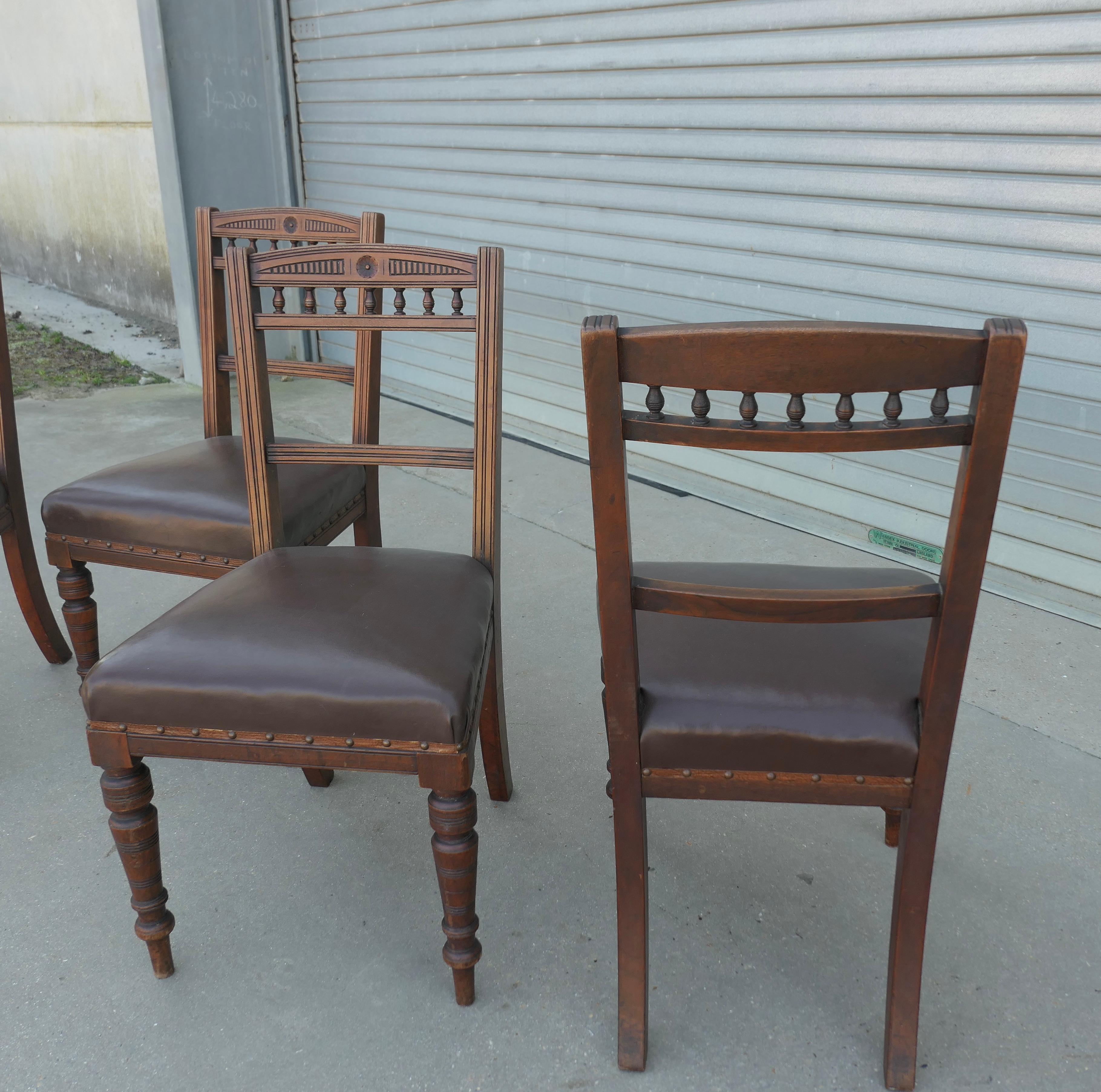 Ensemble très lourd de 4 pièces édouardiennes en chêne sculpté et cuir  Chaises de salle à manger Bon état - En vente à Godshill, Isle of Wight