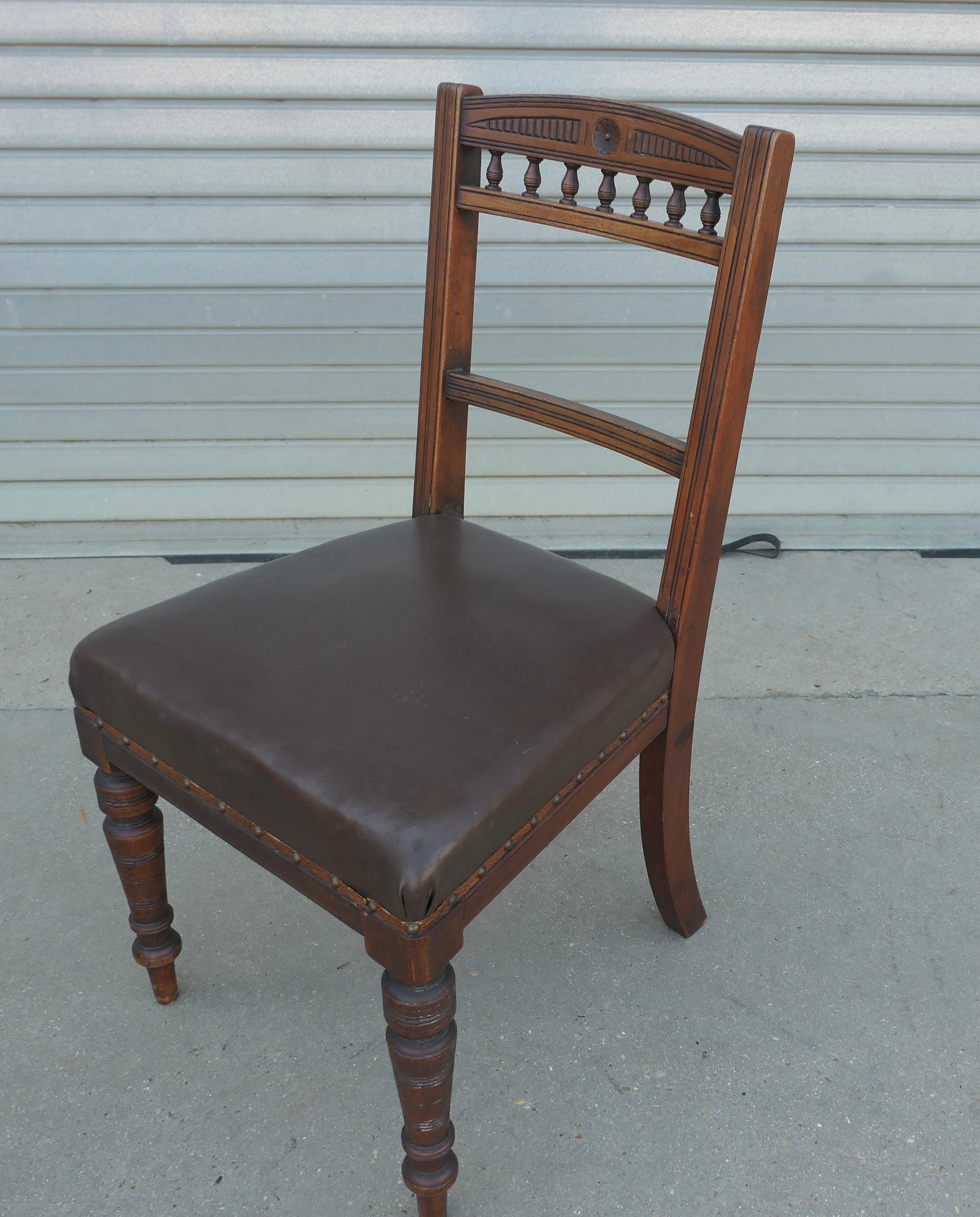 Début du 20ème siècle Ensemble très lourd de 4 pièces édouardiennes en chêne sculpté et cuir  Chaises de salle à manger en vente