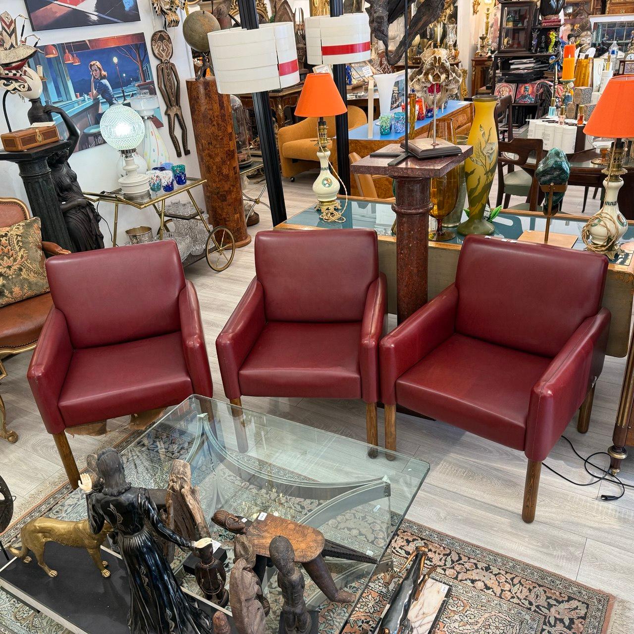 We present you this set of Model 896 lounge chairs designed by the celebrated Italian architect and designer Vico Magistretti for Cassina. Created in the 1960s, these chairs reflect the design and functional clarity that define Italian mid-century