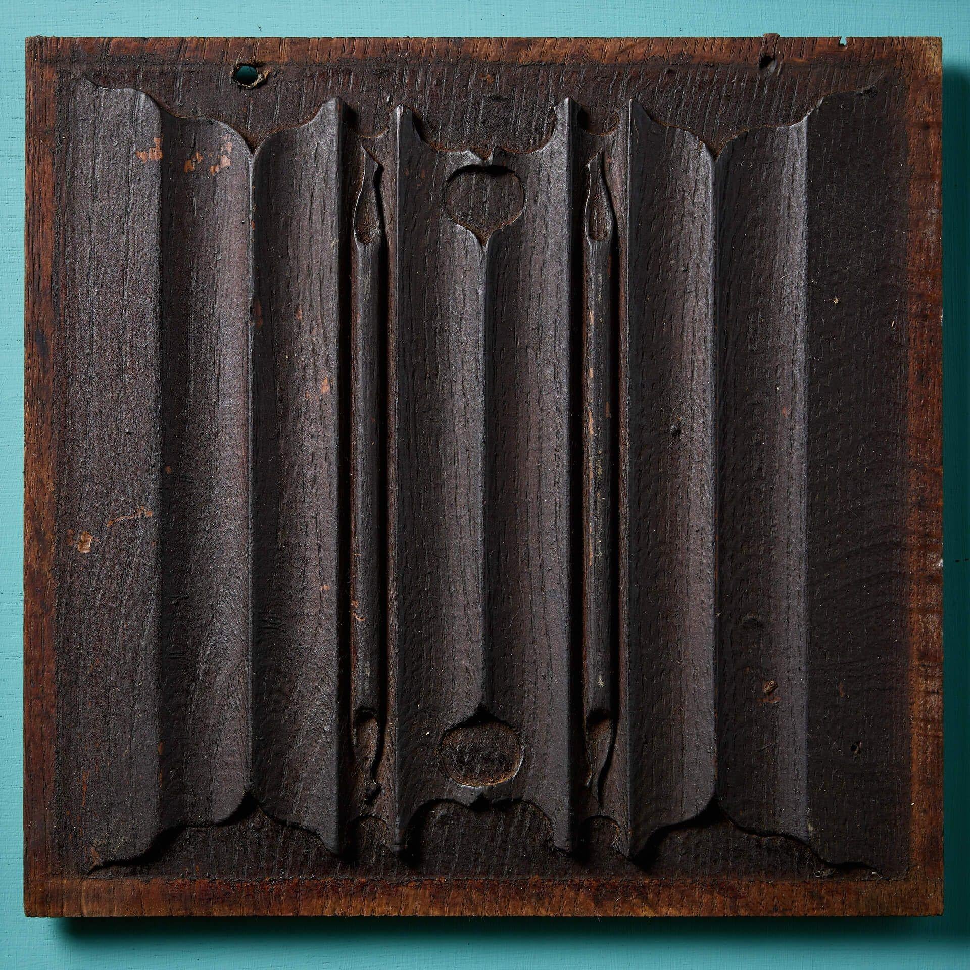 Conjunto de paneles victorianos de lino tallado plegado de roble Victoriano en venta