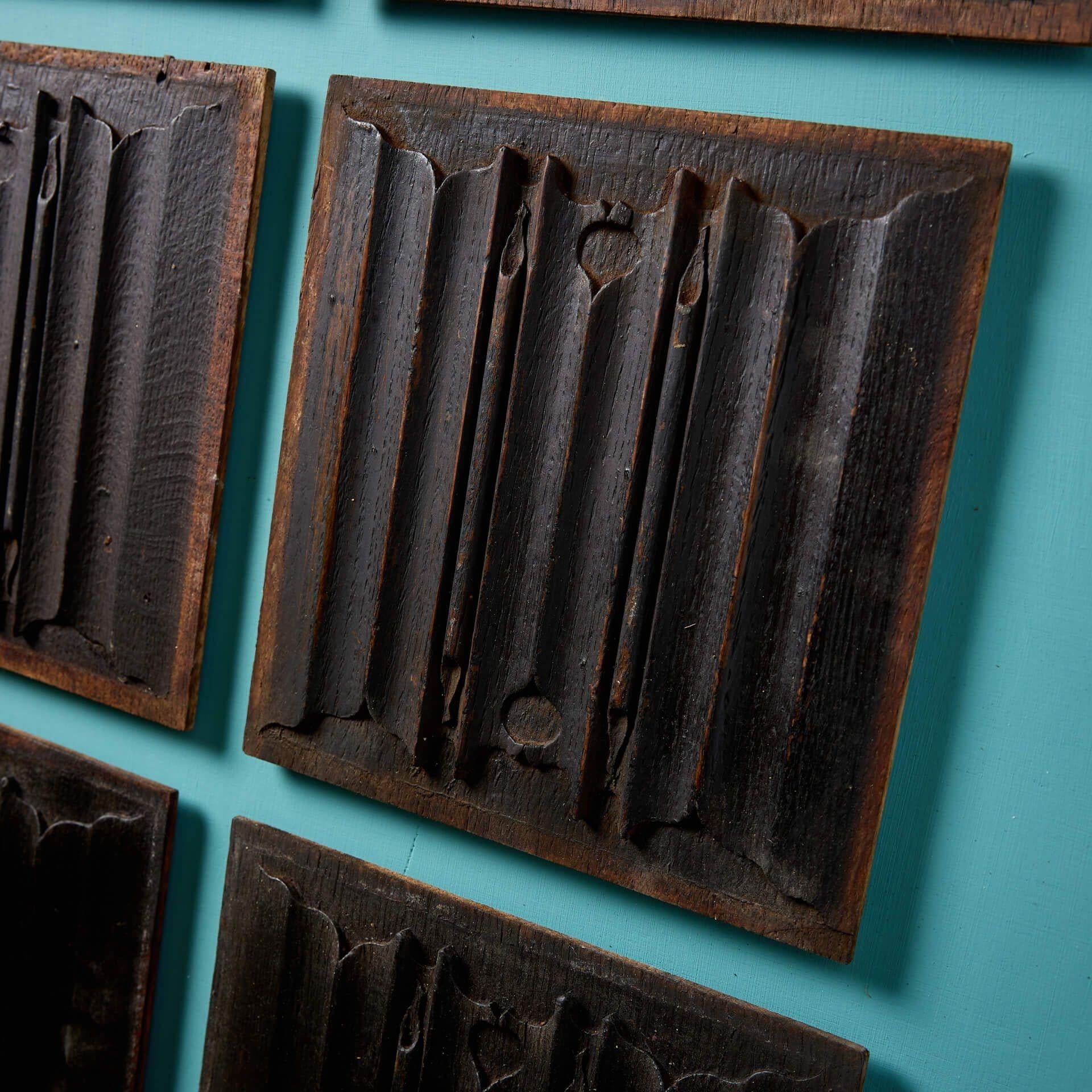 Conjunto de paneles victorianos de lino tallado plegado de roble Inglés en venta