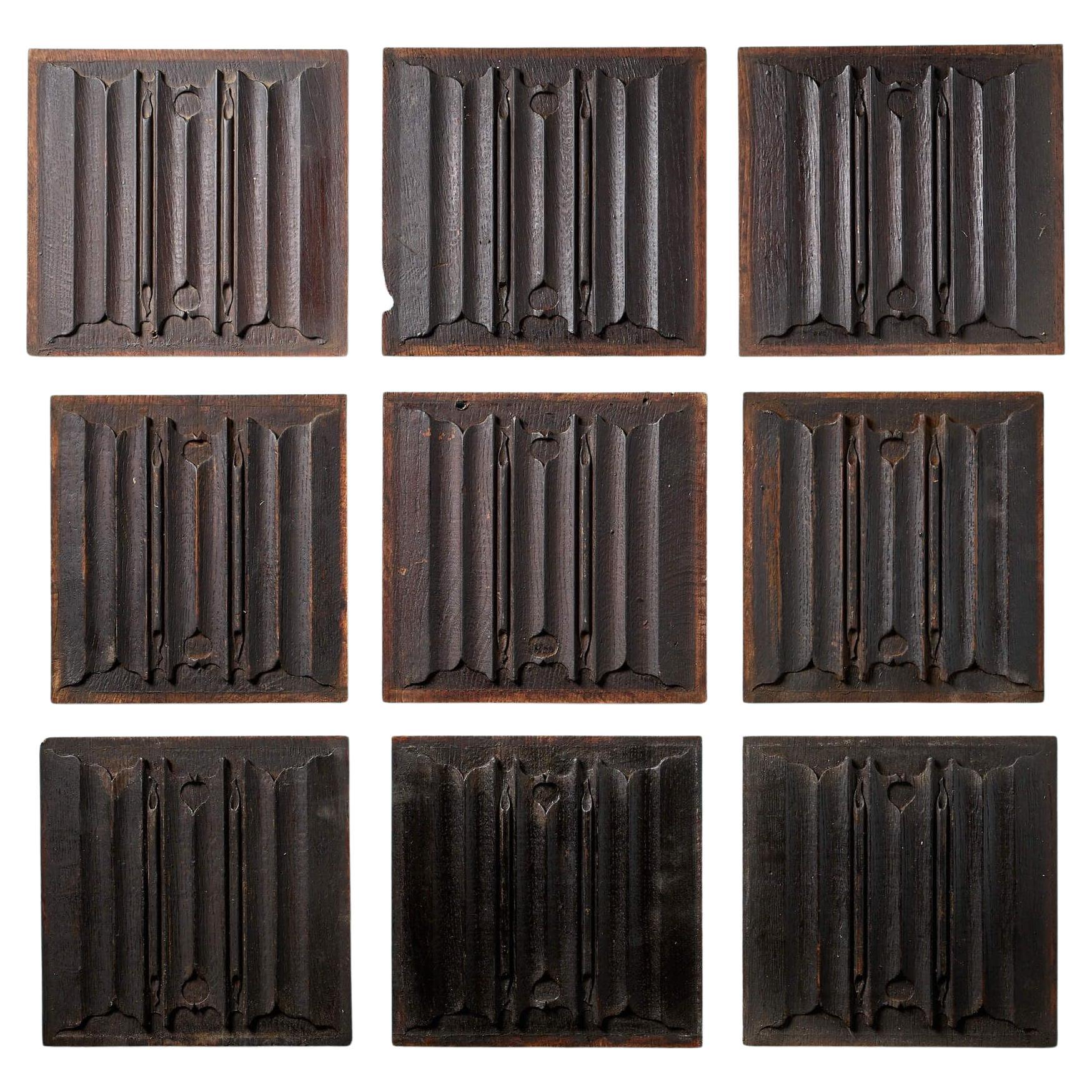 Conjunto de paneles victorianos de lino tallado plegado de roble en venta