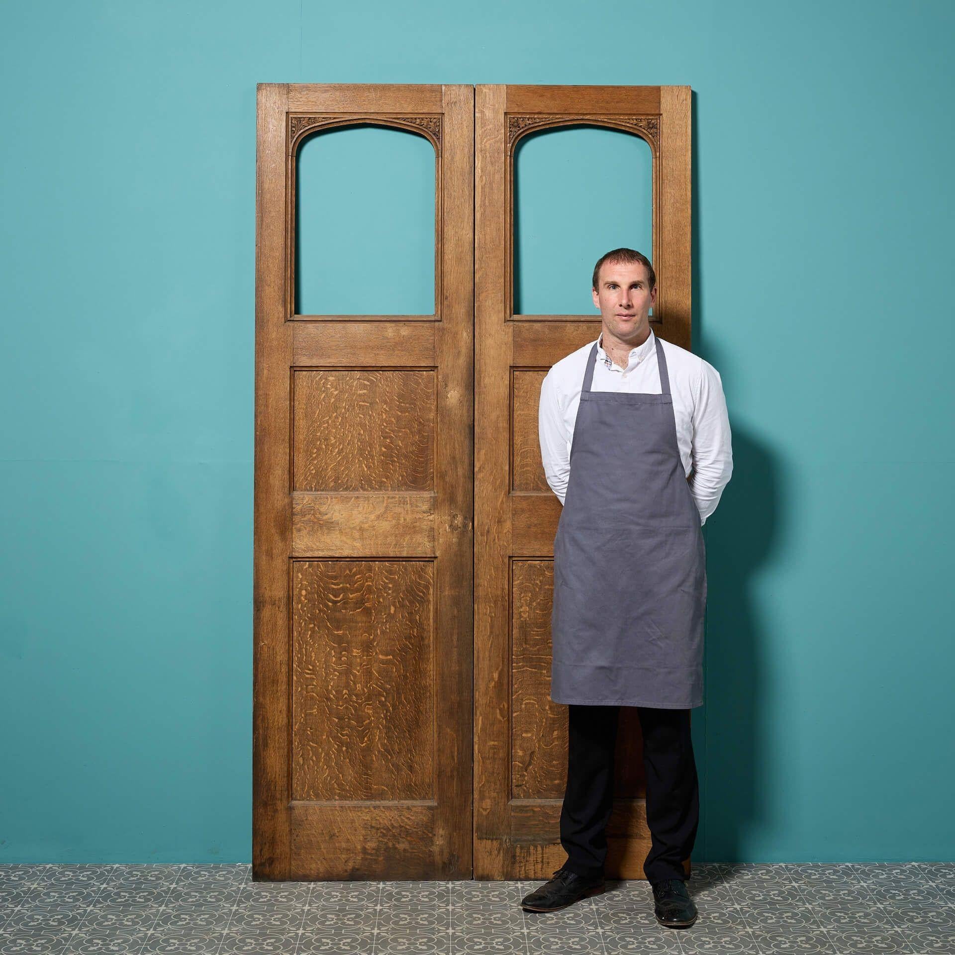 Un set non smaltato di porte in rovere di epoca vittoriana recuperate da una cappella nel Derbyshire. Risalenti alla fine del XIX secolo, queste antiche porte a due battenti sono ricche di storia e rappresentano un elemento di pregio per qualsiasi