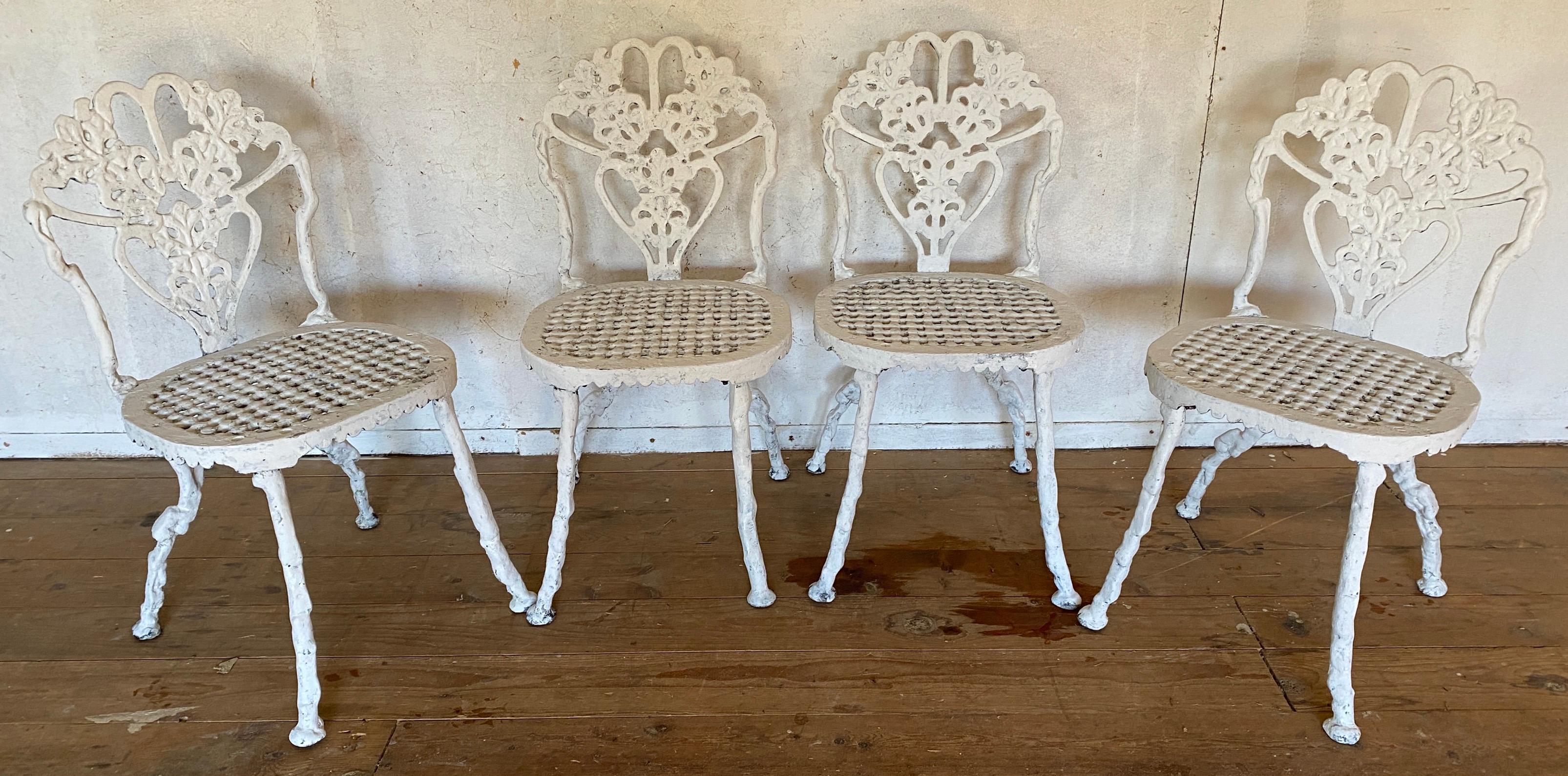 Set di 4 affascinanti sedie da pranzo vintage in alluminio fuso in stile Regency, tutte caratterizzate da intricati disegni ispirati al giardino. Il set è verniciato in una morbida finitura bianca, che ne esalta il fascino senza tempo.
La robusta
