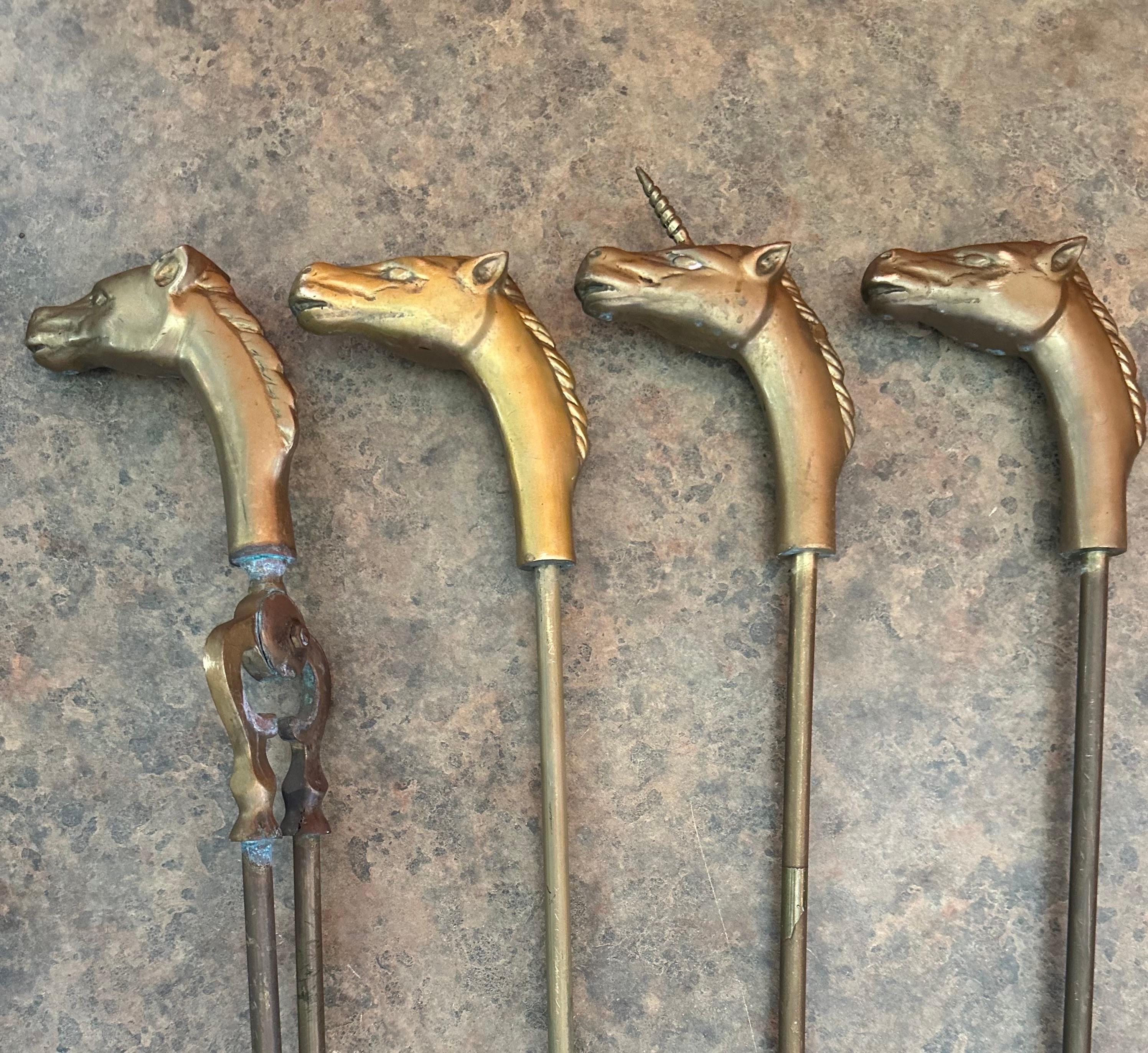 Set von Vintage Messing Kamin Werkzeuge mit Pferd / Einhorn Griffe und Stand im Angebot 6