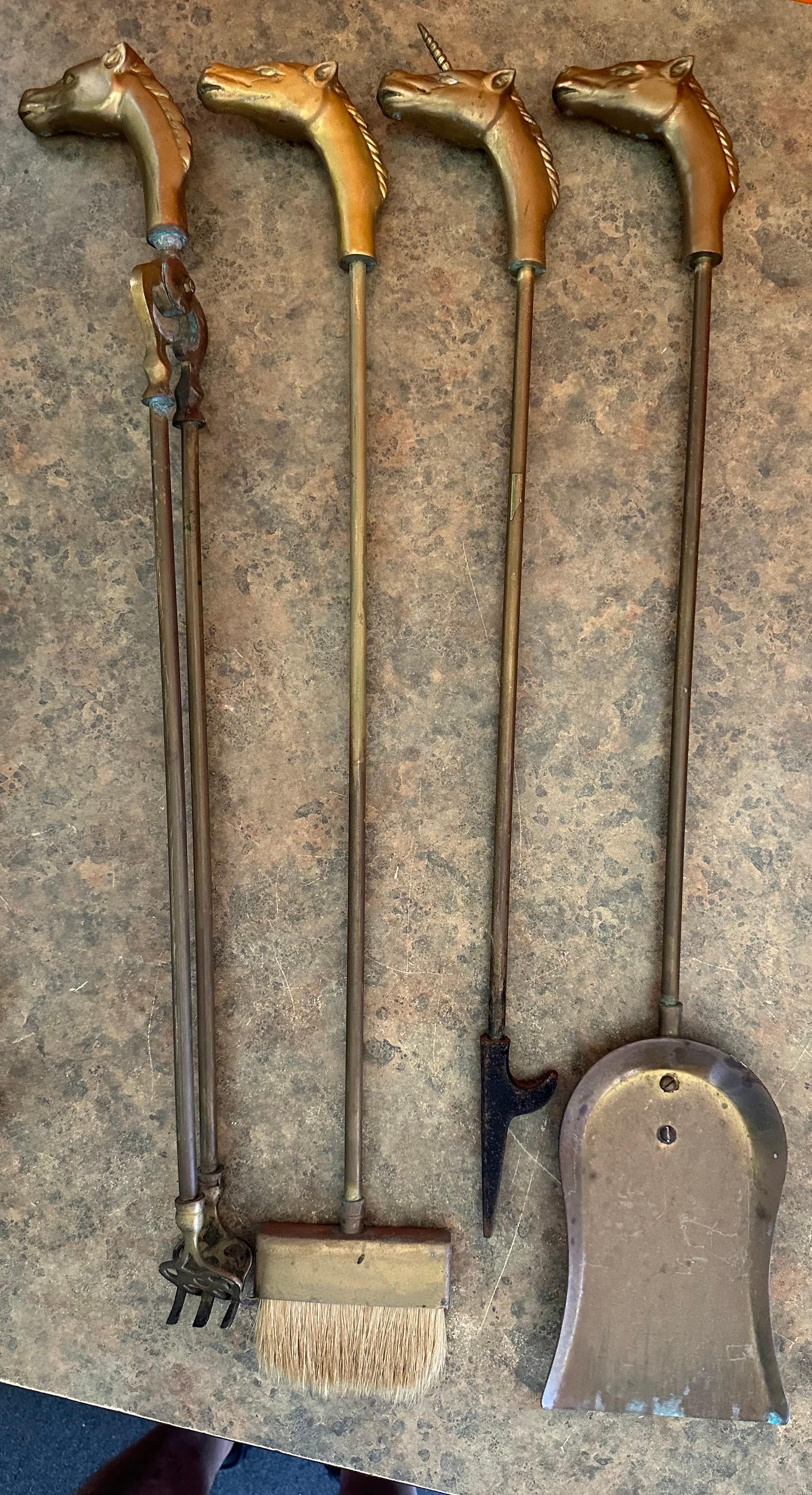 Set von Vintage Messing Kamin Werkzeuge mit Pferd / Einhorn Griffe und Stand im Angebot 7