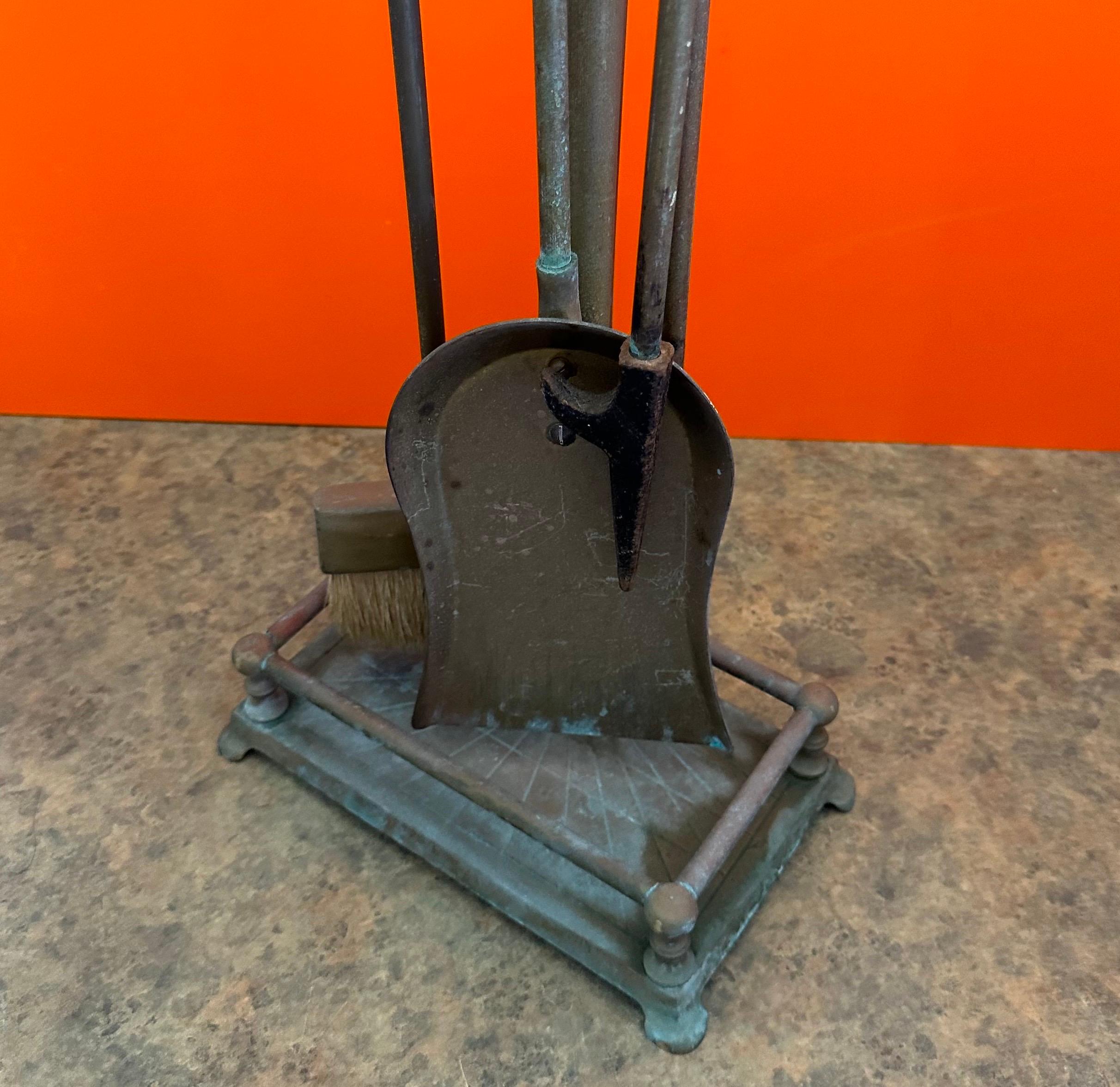Set von Vintage Messing Kamin Werkzeuge mit Pferd / Einhorn Griffe und Stand im Angebot 10