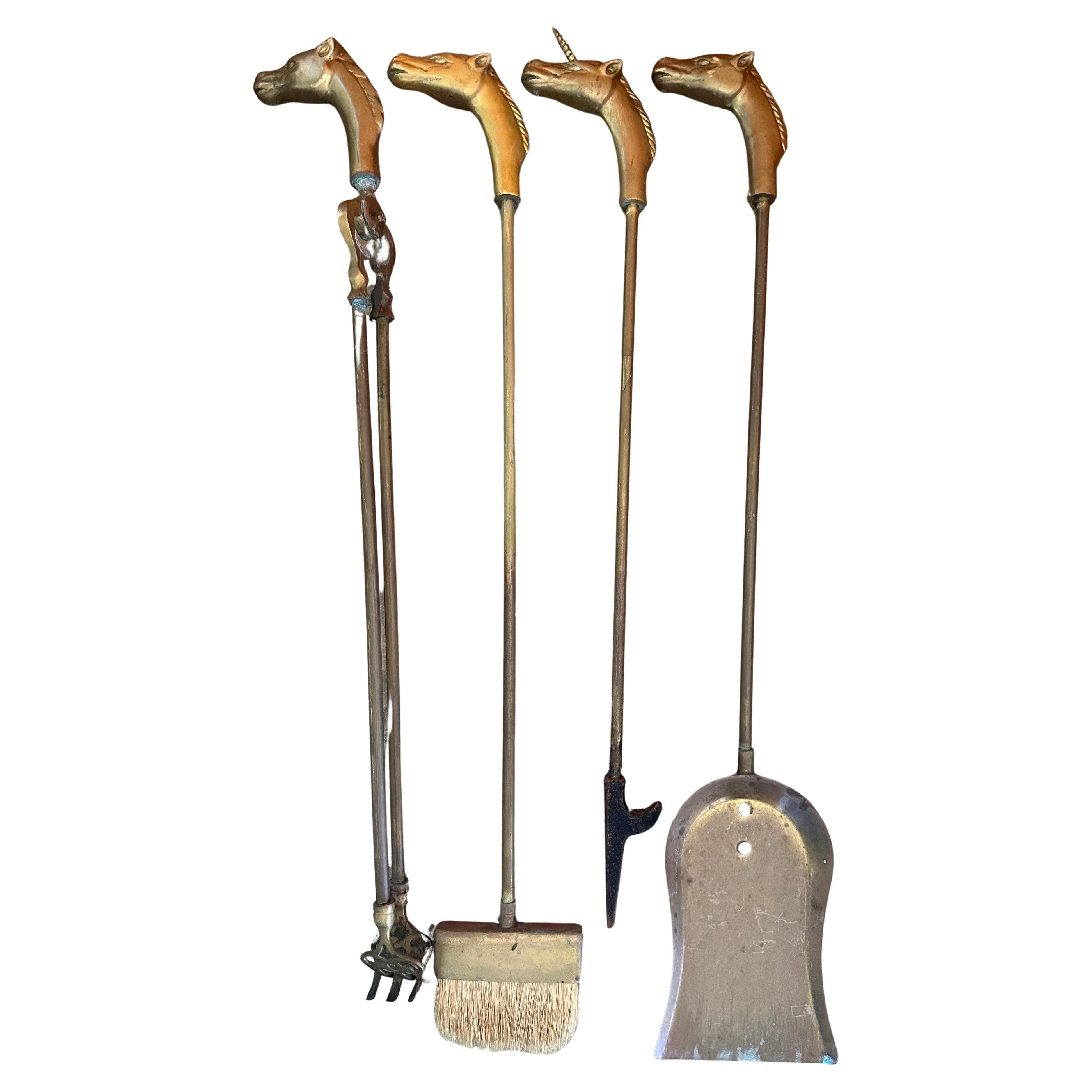 Kaminbesteck aus Messing mit Pferde-/Einhorngriffen und Ständer, circa 1950er Jahre. Es handelt sich um vier Werkzeuge (Schaufel, Bürste, Scheithalter und Schürhaken) und einen einzelnen Ständer in gutem Vintage-Zustand. Das Set ist schwer und gut