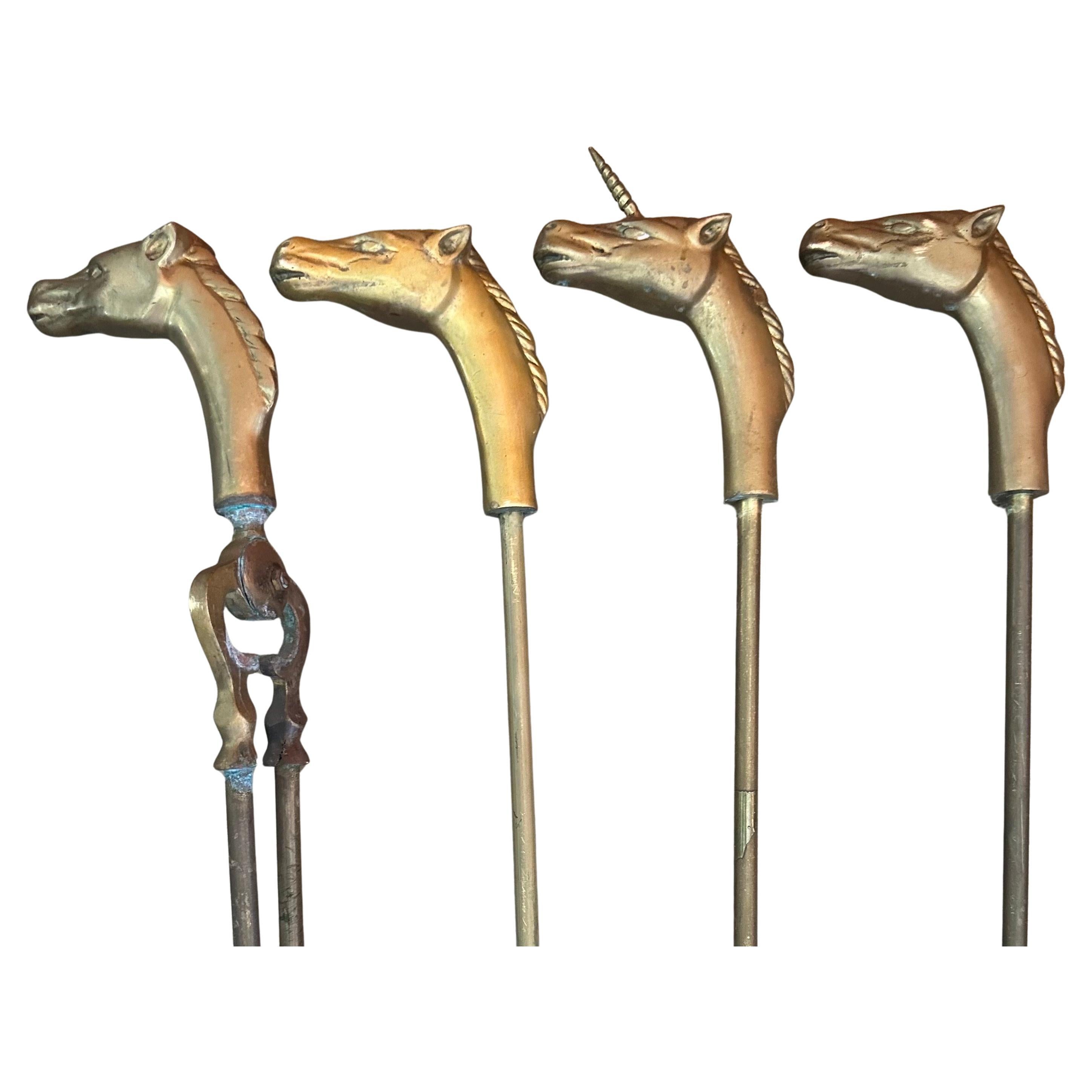 Set von Vintage Messing Kamin Werkzeuge mit Pferd / Einhorn Griffe und Stand (amerikanisch) im Angebot