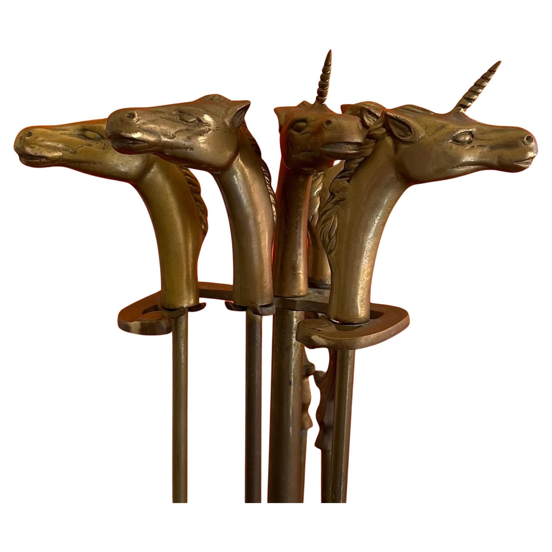 Set von Vintage Messing Kamin Werkzeuge mit Pferd / Einhorn Griffe und Stand im Zustand „Gut“ im Angebot in San Diego, CA