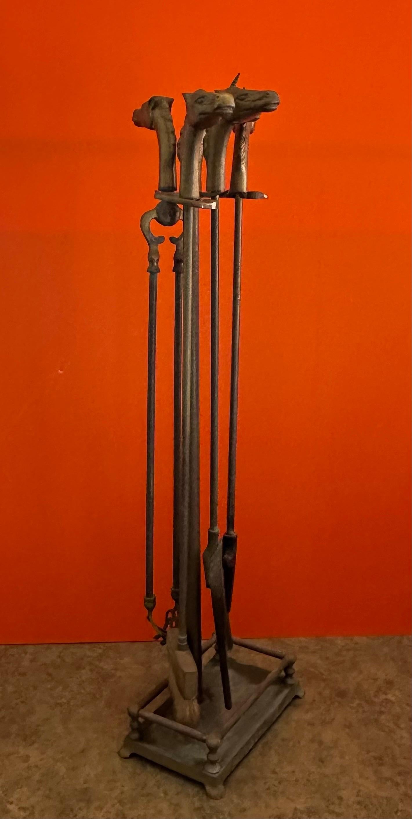 Set von Vintage Messing Kamin Werkzeuge mit Pferd / Einhorn Griffe und Stand (20. Jahrhundert) im Angebot