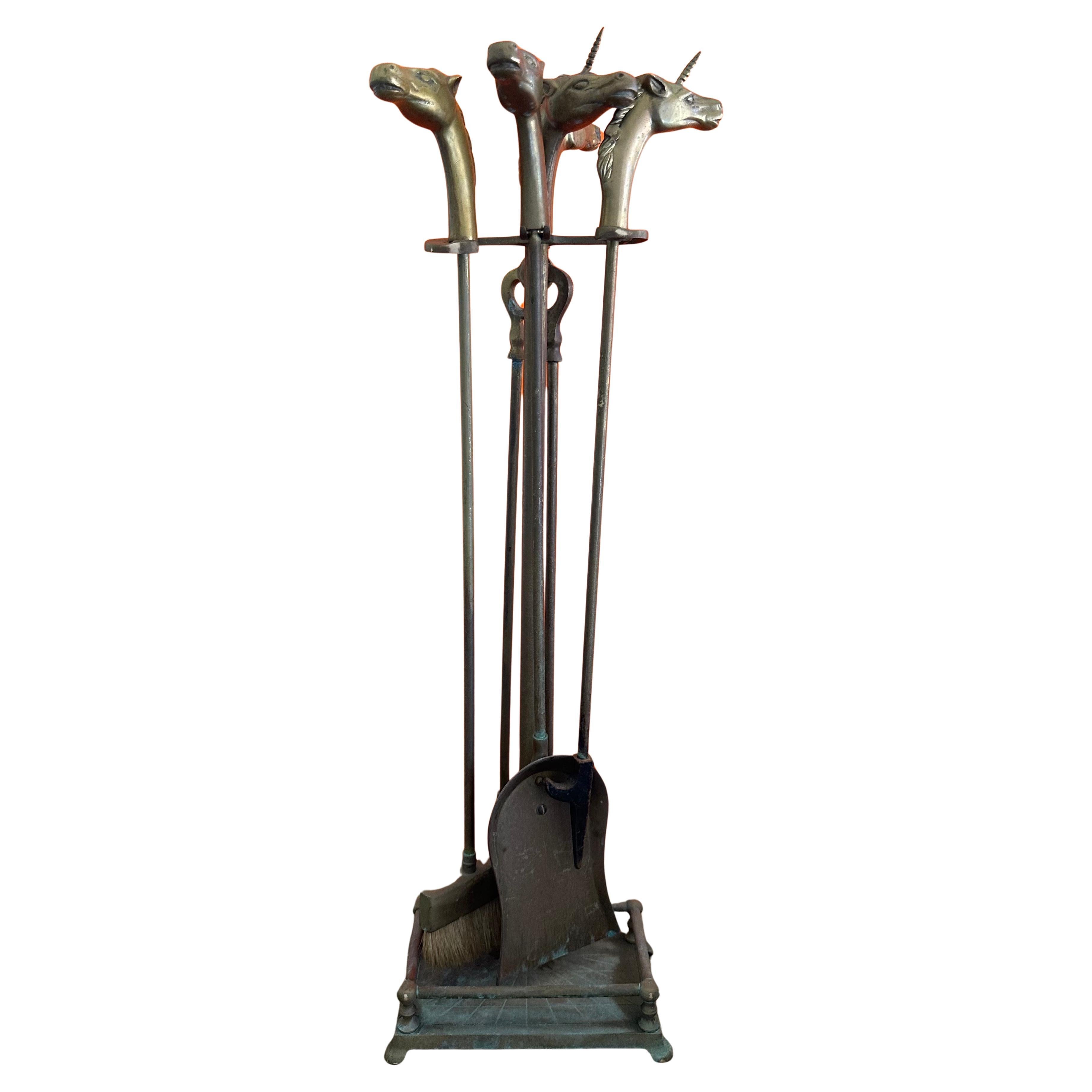Set d'outils de cheminée vintage en laiton avec poignées cheval / licorne et Stand