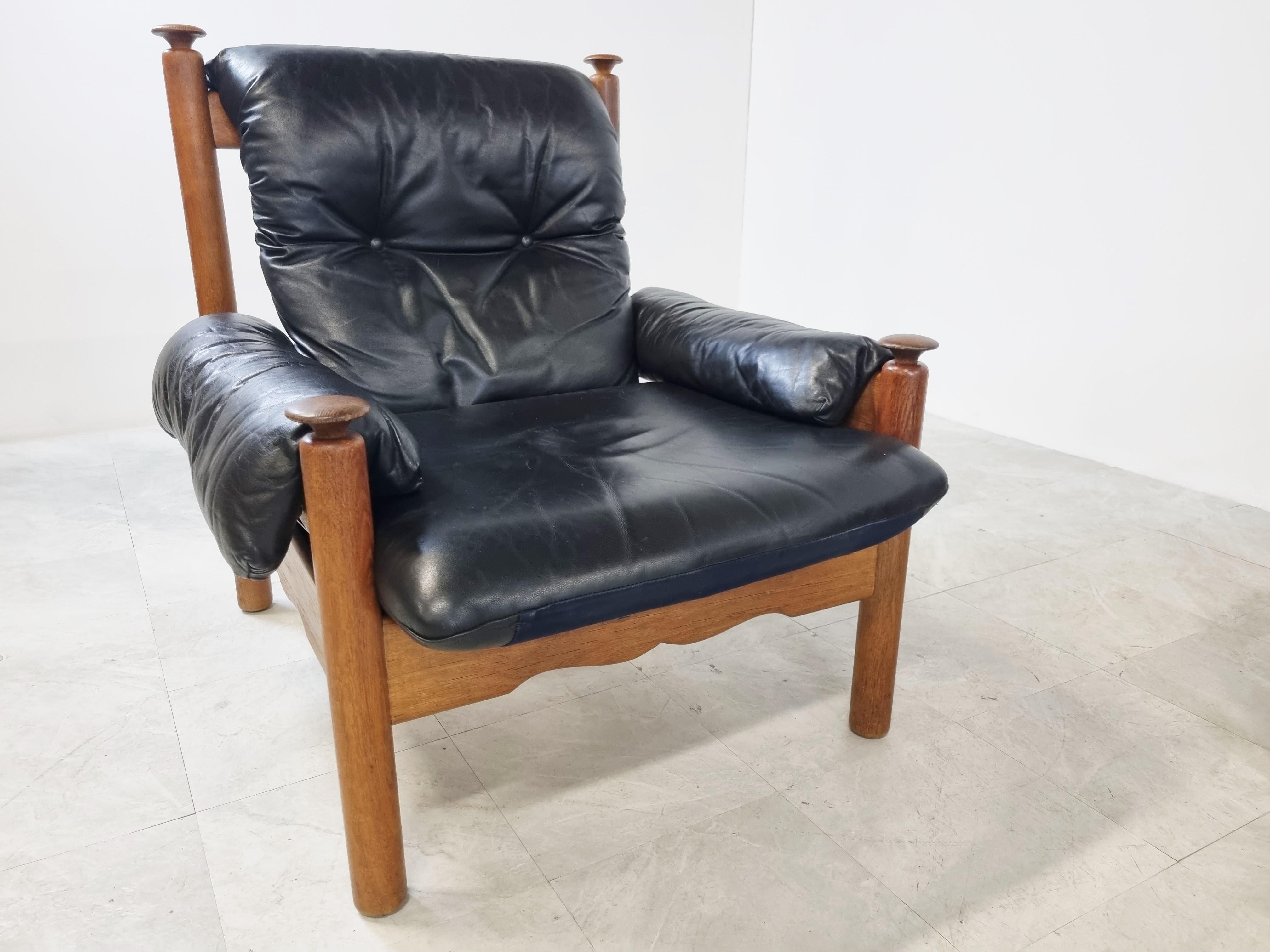 Vintage Brutalist Dreisitzer-Sofa mit passendem Sessel in Eiche und schwarzem Leder.

Die Sofas sind sehr bequem und haben ein schönes brutalistisches Design.

Guter Zustand.

1970er Jahre - Deutschland

Abmessungen:
3-Sitzer:
Höhe: