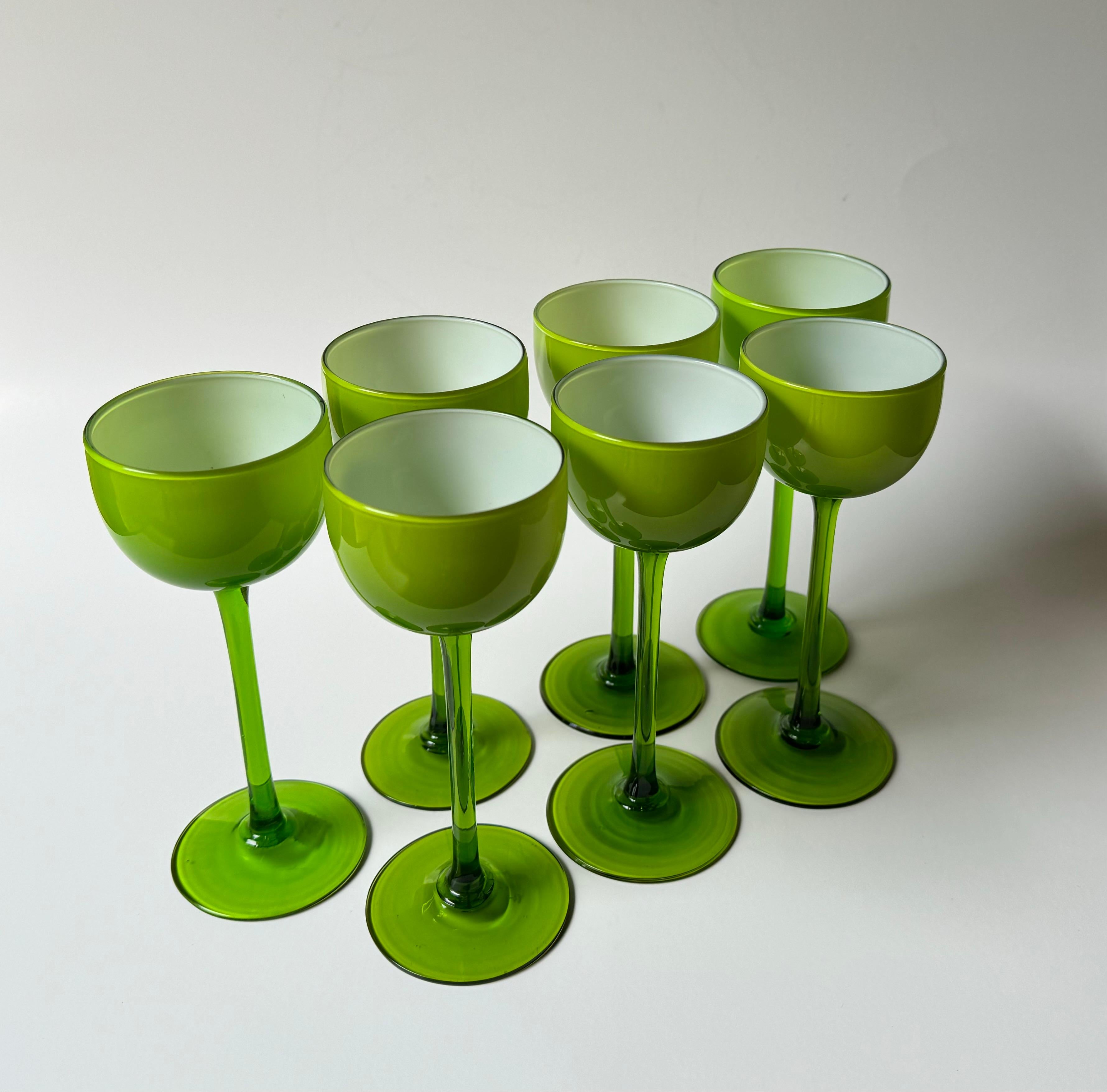 Precioso juego de 7 vasos de cordial Carlo Moretti en excelente estado. El vibrante verde chartreuse contrastado con la carcasa blanca capta perfectamente la época. 