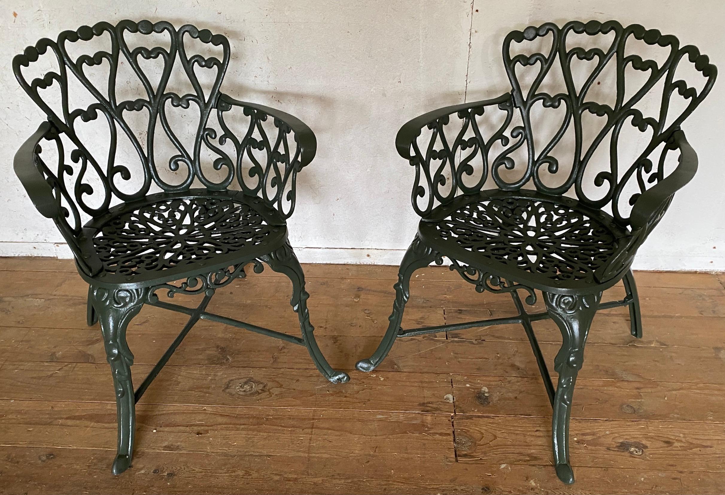 Set di  poltrone e tavolo da giardino/patio in alluminio fuso alla maniera di Frances Elkins. Questo disegno è stato creato da Howitt Barry e suo figlio Jack a Birmingham, in Alabama, nel 1960. Sono stati prodotti con il marchio 