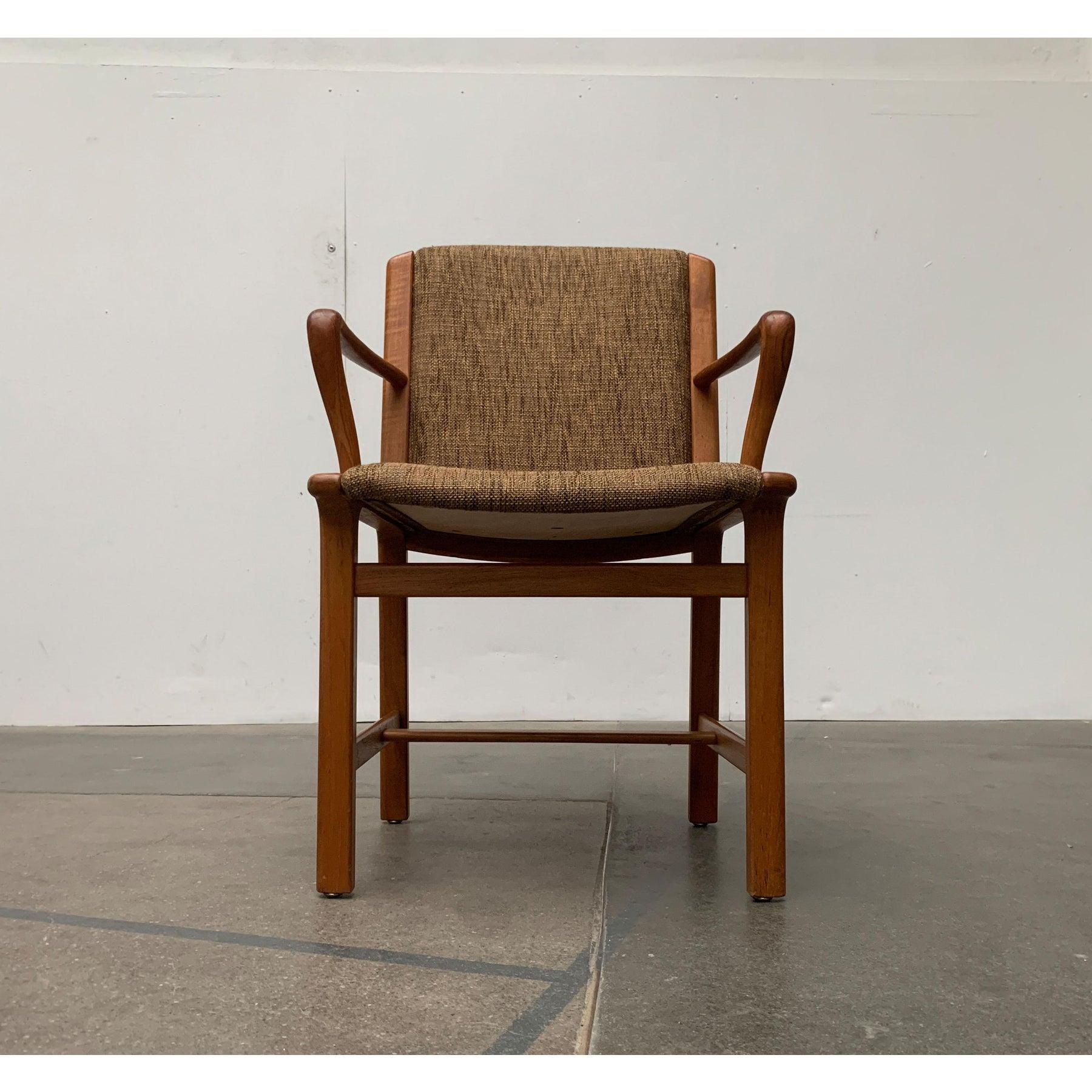 Set di sedie d'epoca in teak danese, in ottime condizioni. Set di sedie d'epoca in teak danese, dal 1970 al 1979, in ottime condizioni. Progettato dal 1970 al 1979
 
Informazioni aggiuntive:
Materiali: Wood
Paese di origine: Danimarca
Tipo di