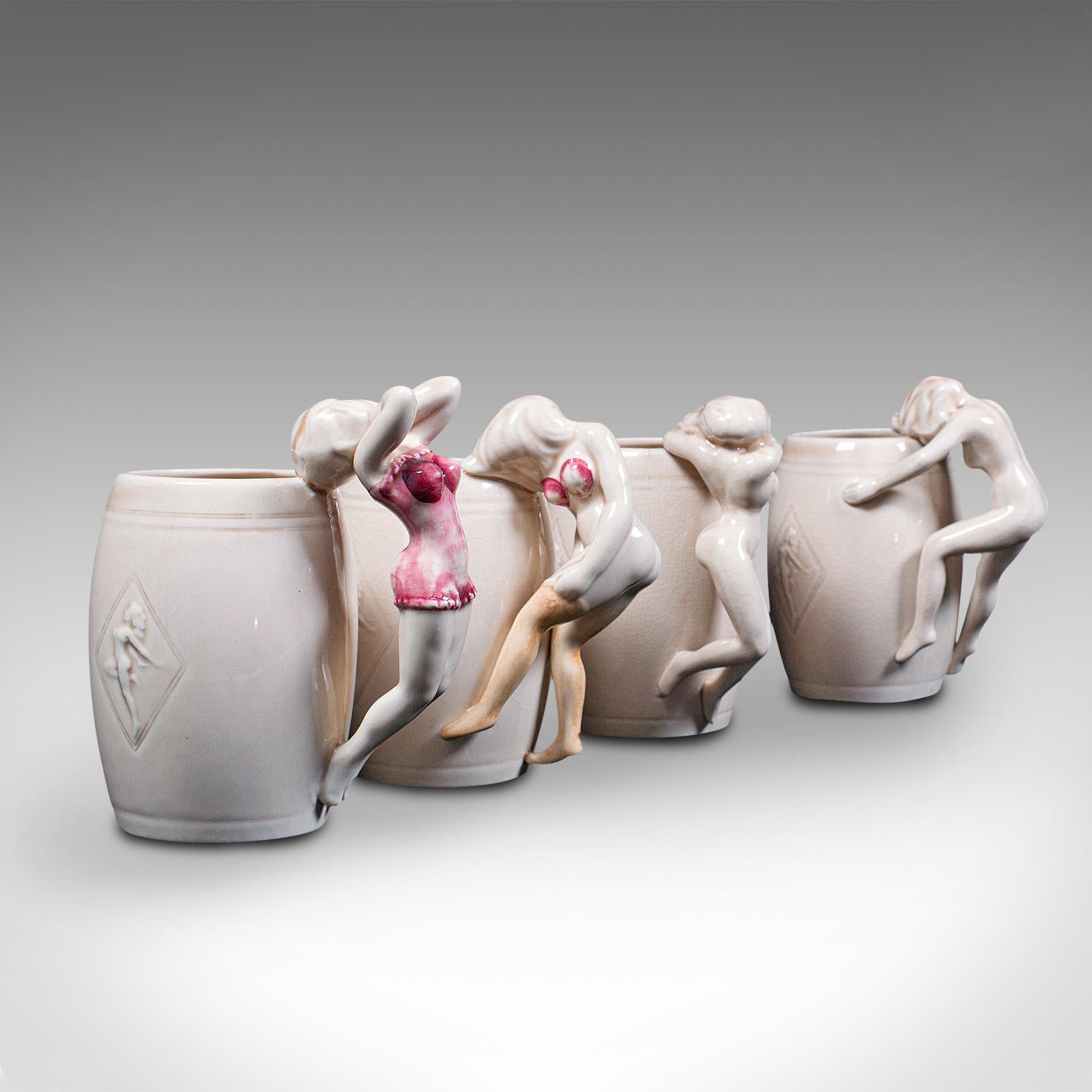 Dies ist ein Set von dekorativen Vintage-Fassbechern. Japanische Keramiktasse mit nackten Frauenfiguren aus der Mitte des 20. Jahrhunderts, um 1950.

Charmante, heitere Tassen mit dem Charme der Mitte des 20
Mit einer wünschenswerten gealterten