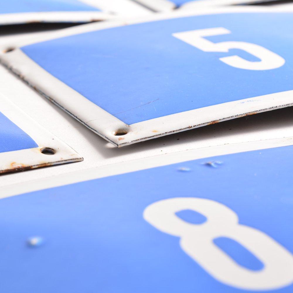 Mid-Century Modern Ensemble de plaques de numéros en émail bleu, Tchécoslovaquie, années 1950 en vente