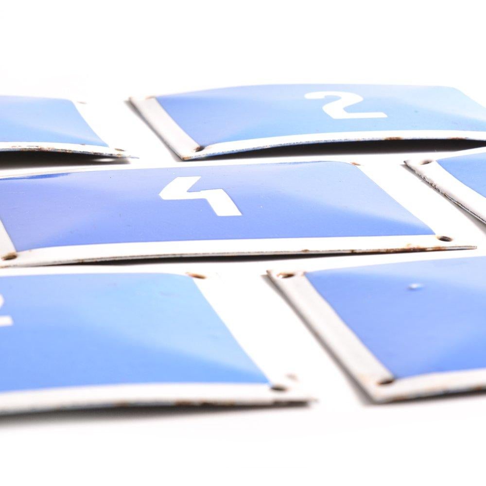 Tchèque Ensemble de plaques de numéros en émail bleu, Tchécoslovaquie, années 1950 en vente