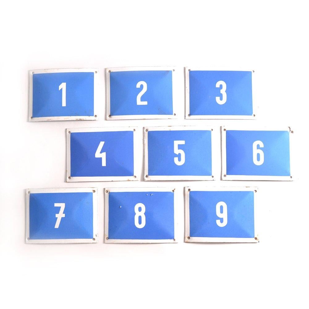 Milieu du XXe siècle Ensemble de plaques de numéros en émail bleu, Tchécoslovaquie, années 1950 en vente