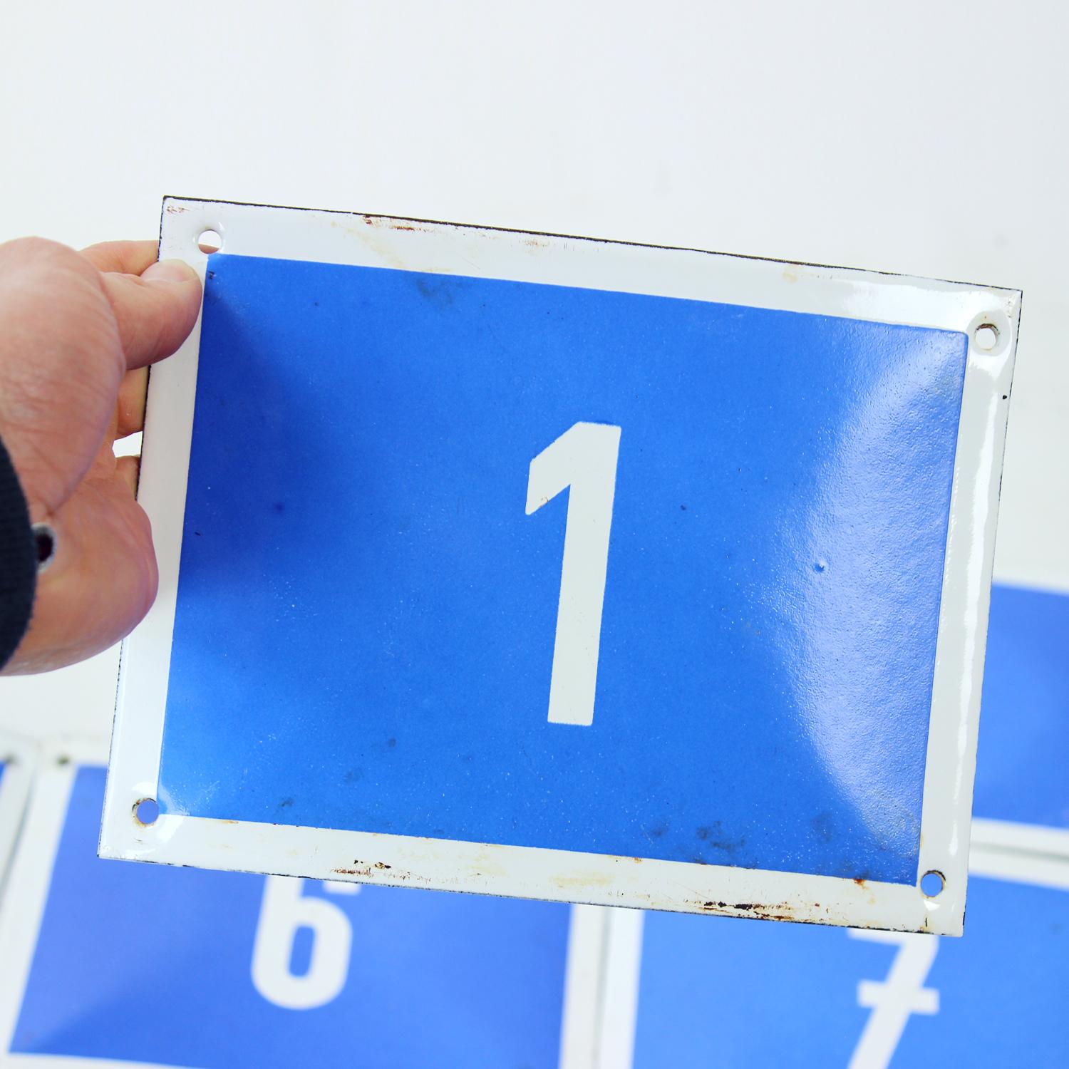 Métal Ensemble de plaques de numéros en émail bleu, Tchécoslovaquie, années 1950 en vente