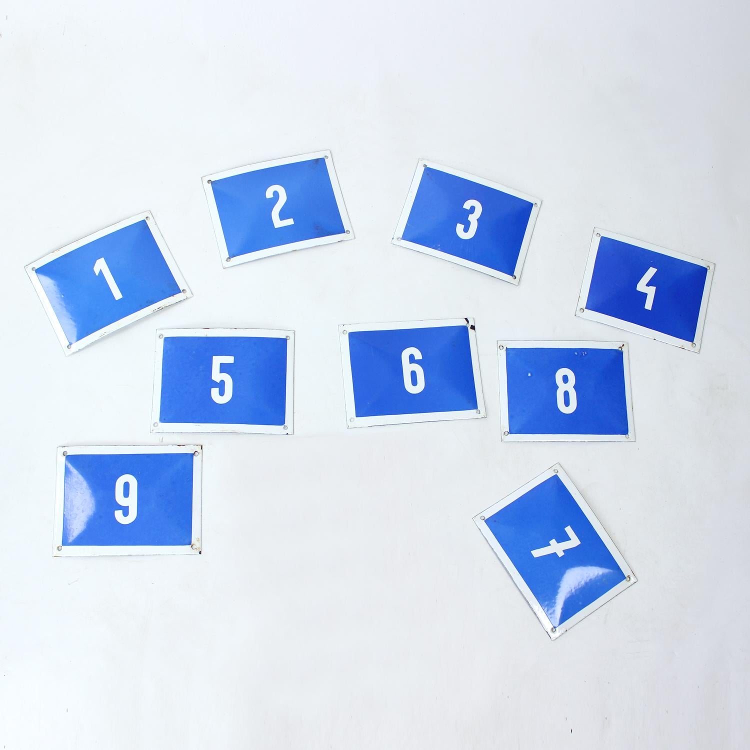 Ensemble de plaques de numéros en émail bleu, Tchécoslovaquie, années 1950 en vente 1