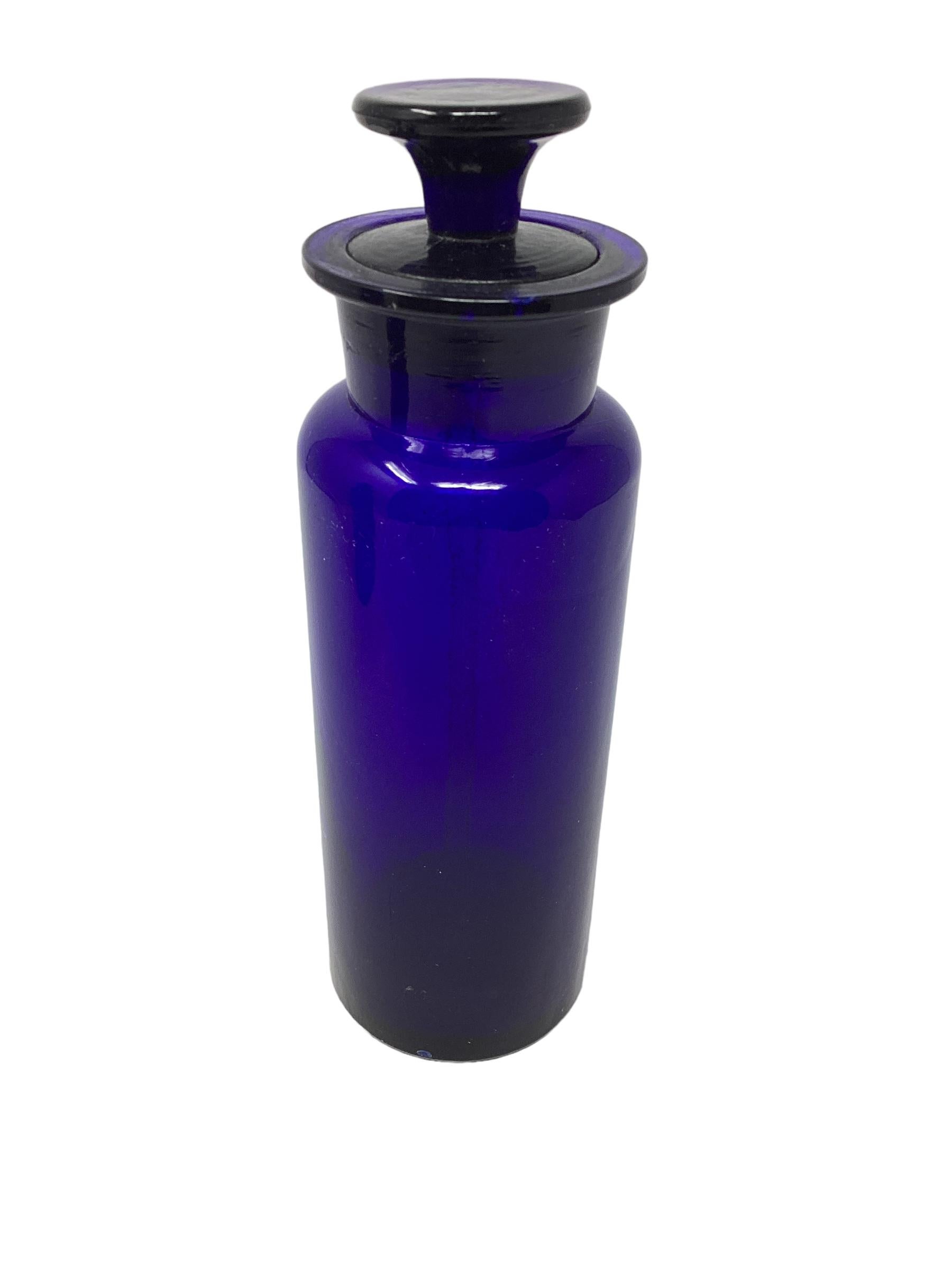 Satz englischer kobaltblauer Apotheker-Gläser im Vintage-Stil  (Frühes 20. Jahrhundert) im Angebot