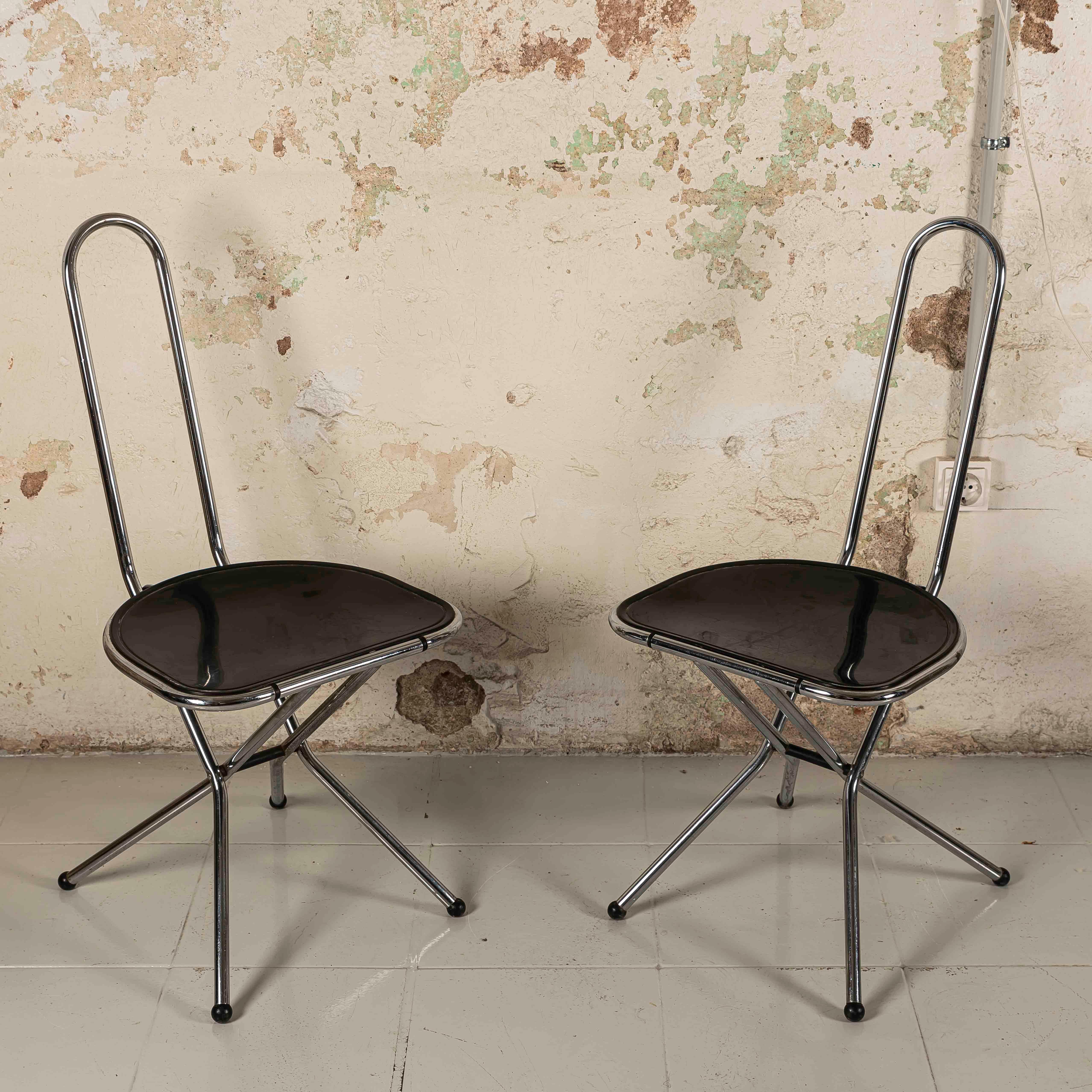 Progettato dall'architetto e designer danese Niels Gammelgaard per IKEA negli anni '70, questo set di sedie pieghevoli cattura lo spirito del modernismo scandinavo tradotto in un design industriale accessibile. Gammelgaard, famoso per il suo
