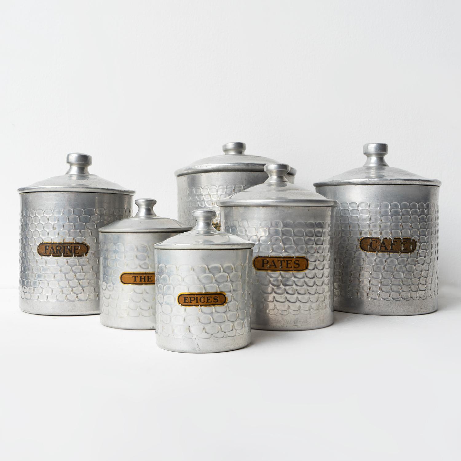 TARROS DE COCINA

Un juego de seis elegantes botes de cocina franceses con tapa.

Graduación del tamaño

Etiquetas originales francesas para Sucre (Azúcar), Cafe (Café), Farine (Harina), Pates (Pasta), The (Té) y Epices (Especias).

Están en buen