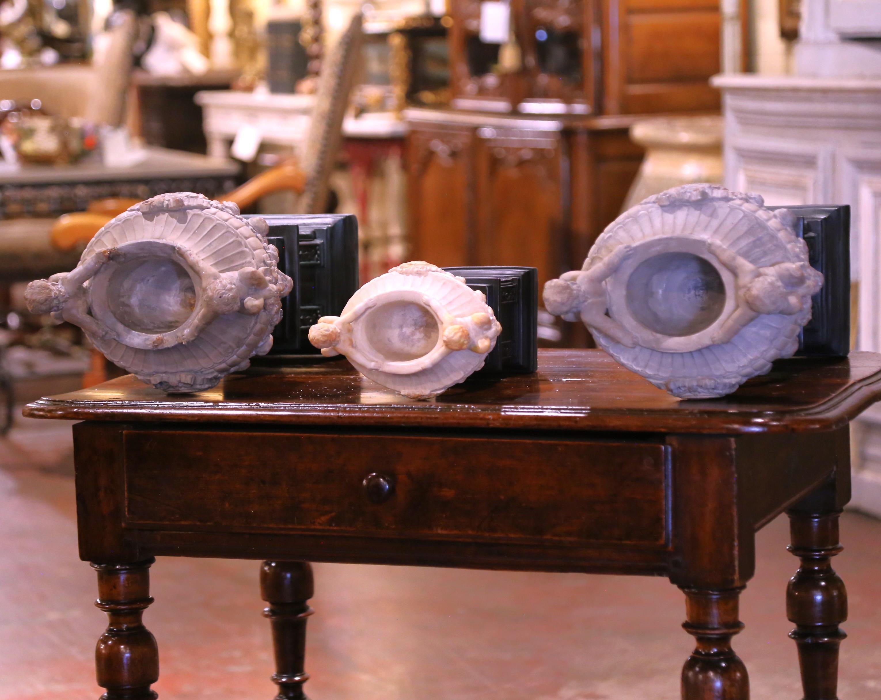 Ensemble d'urnes à chérubin sur piédestal, ensemble de trois en vente 2