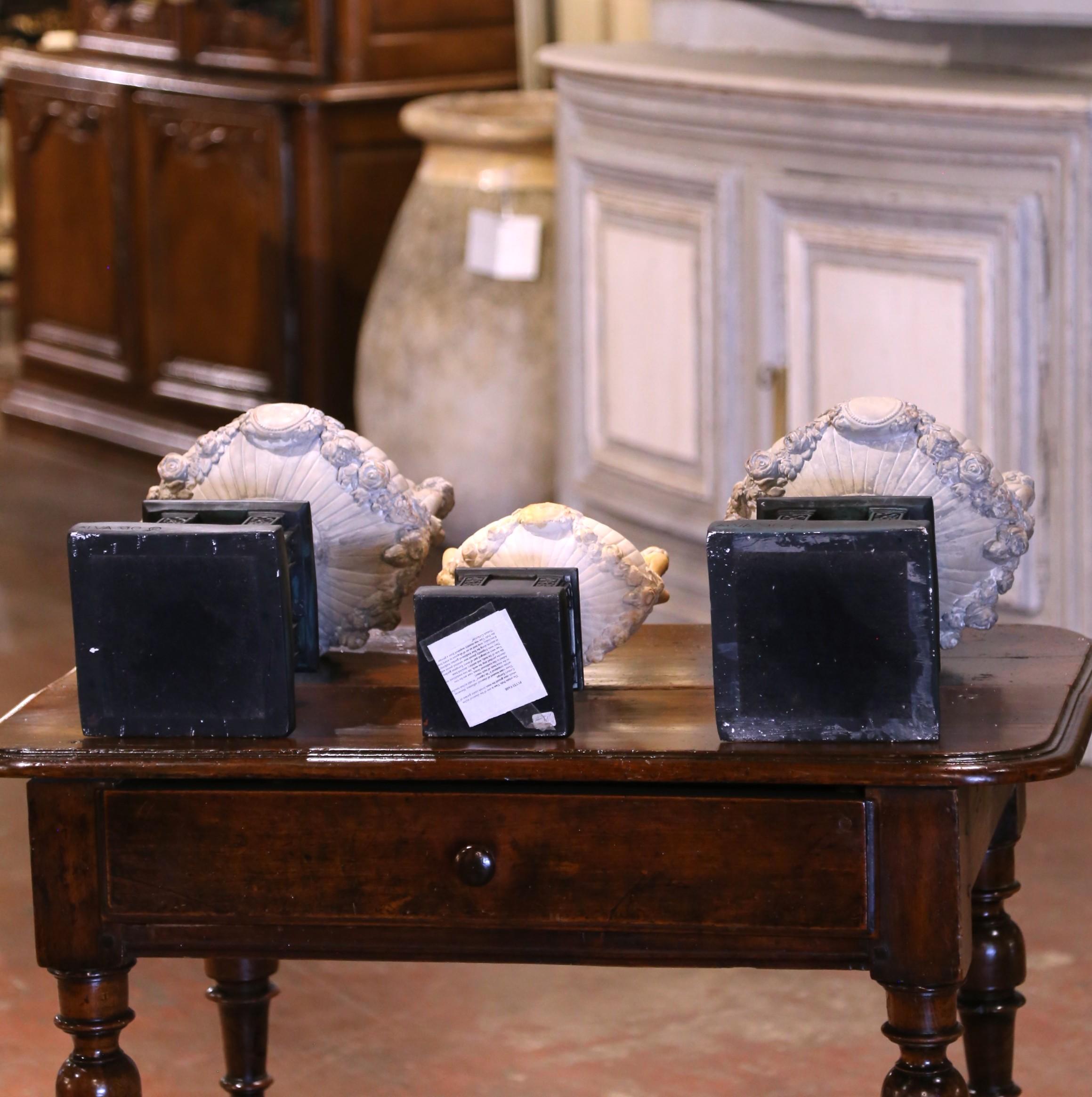 Ensemble d'urnes à chérubin sur piédestal, ensemble de trois en vente 3