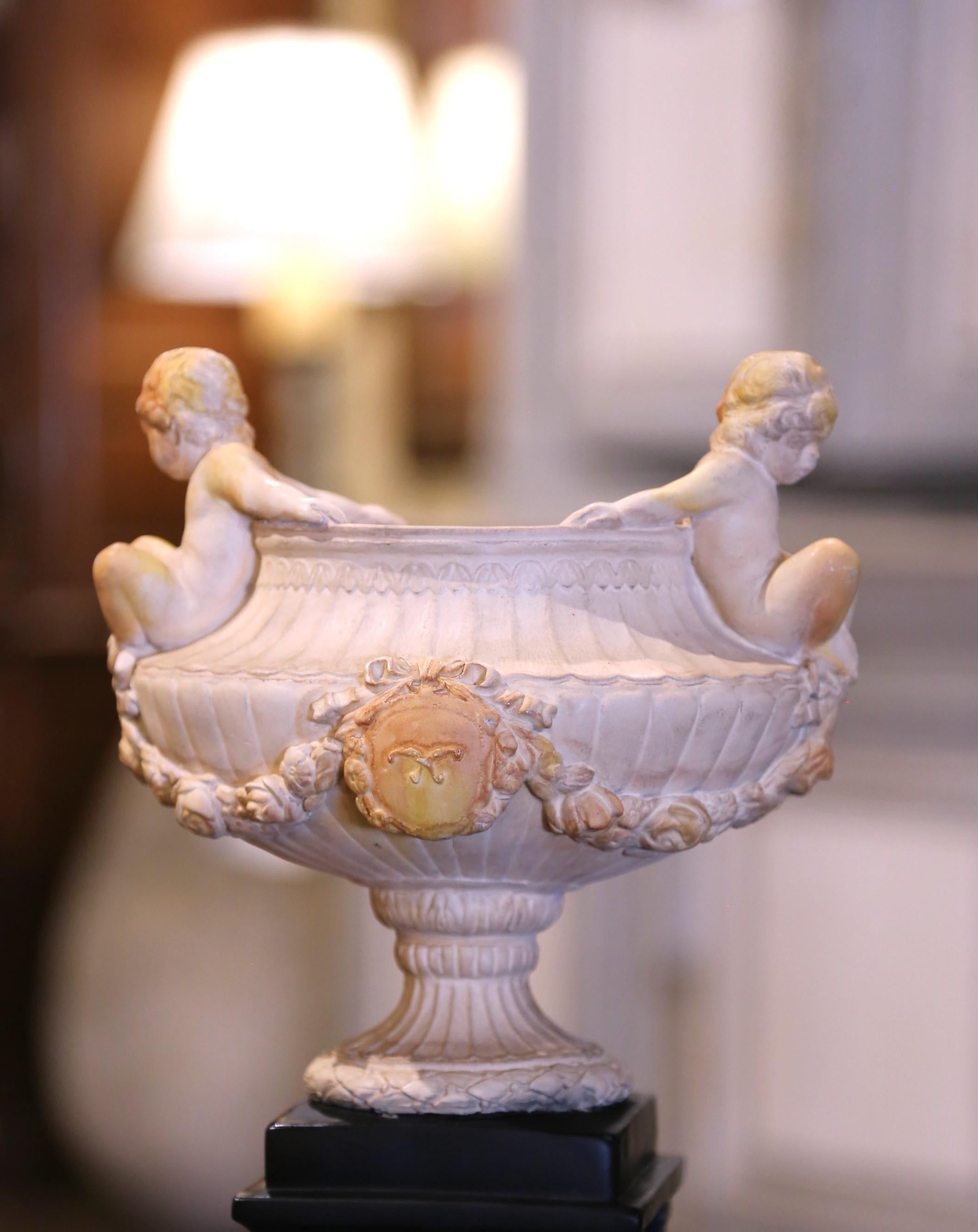 Néoclassique Ensemble d'urnes à chérubin sur piédestal, ensemble de trois en vente