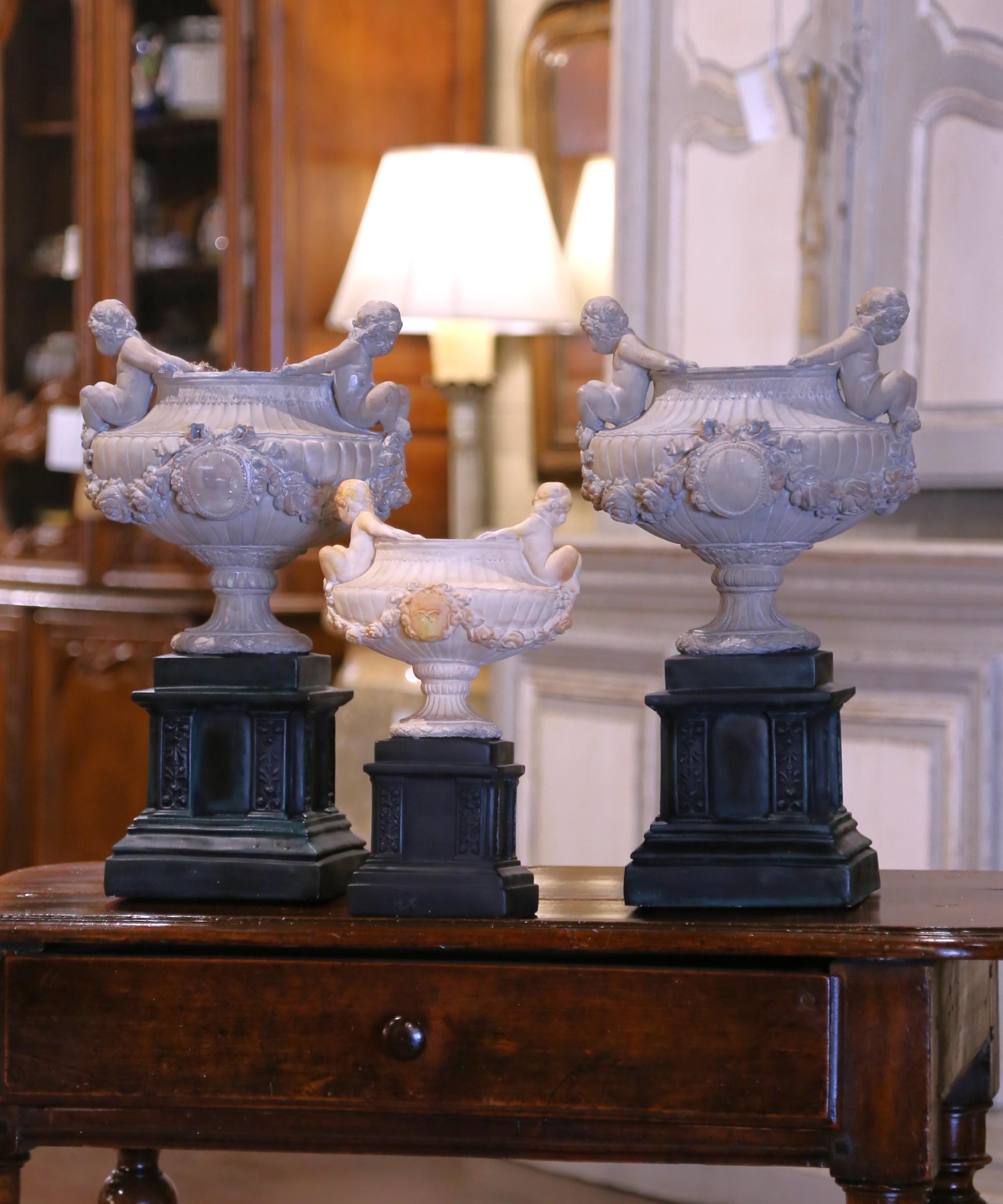 Français Ensemble d'urnes à chérubin sur piédestal, ensemble de trois en vente
