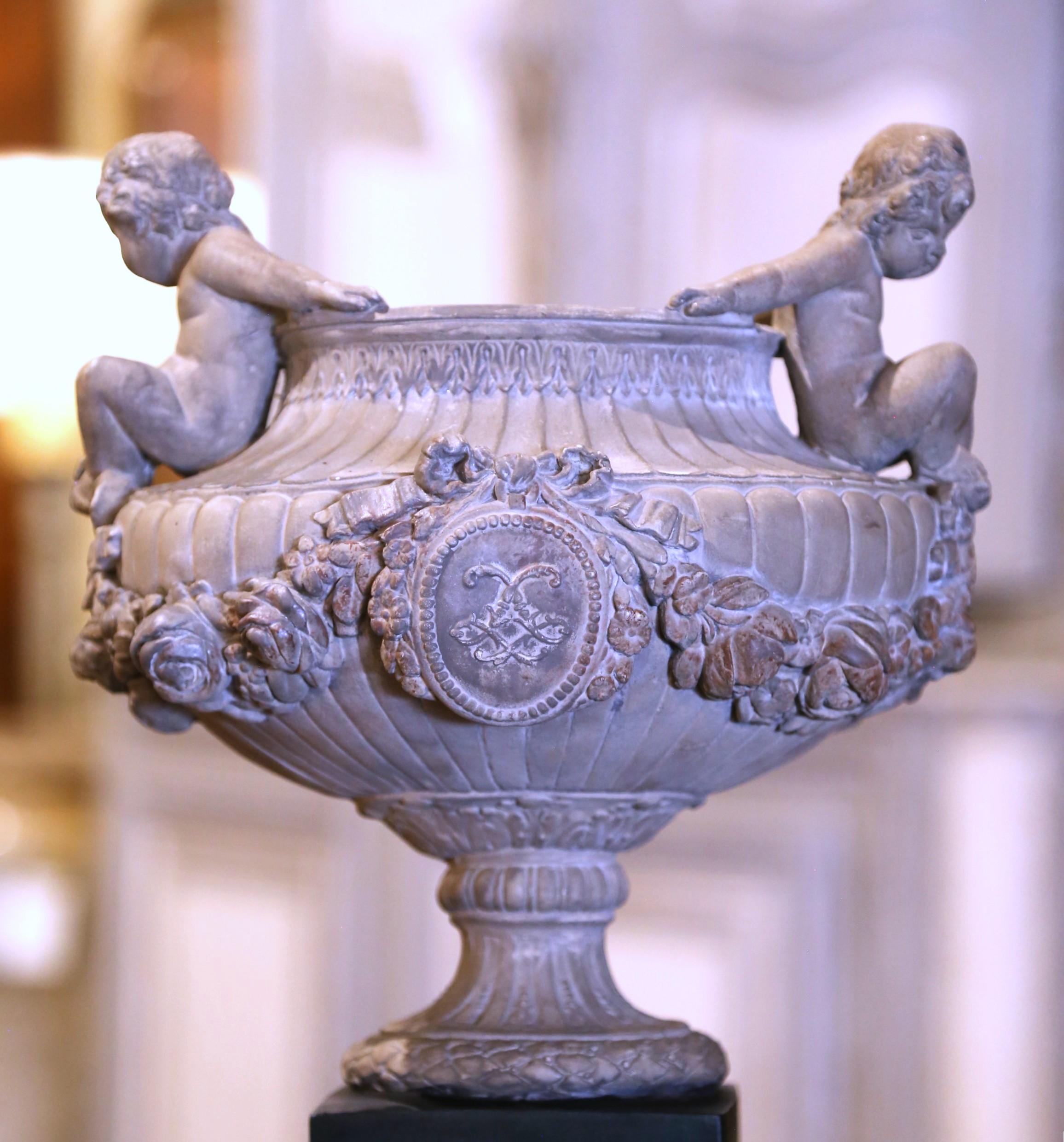 20ième siècle Ensemble d'urnes à chérubin sur piédestal, ensemble de trois en vente
