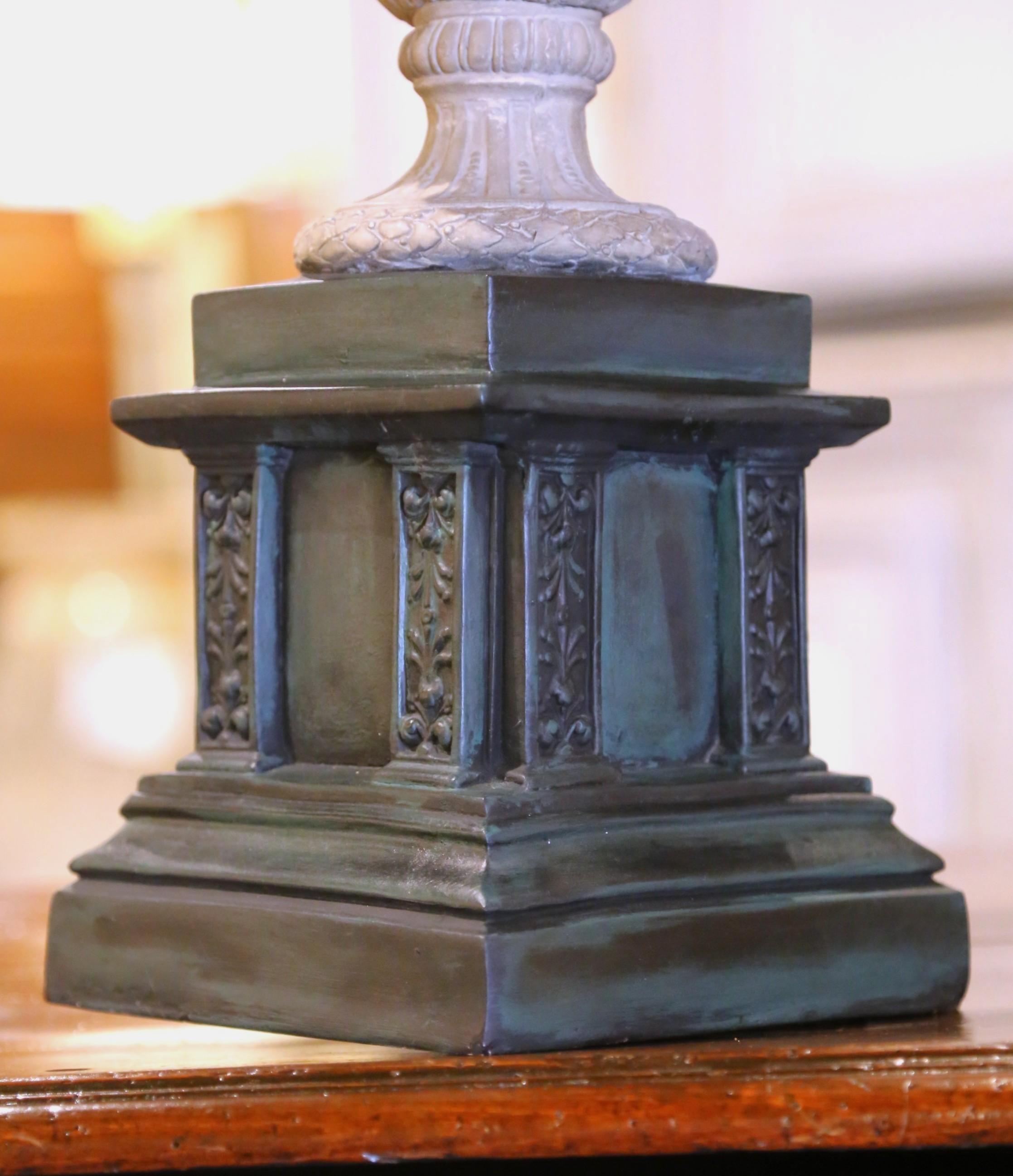 Ensemble d'urnes à chérubin sur piédestal, ensemble de trois en vente 1