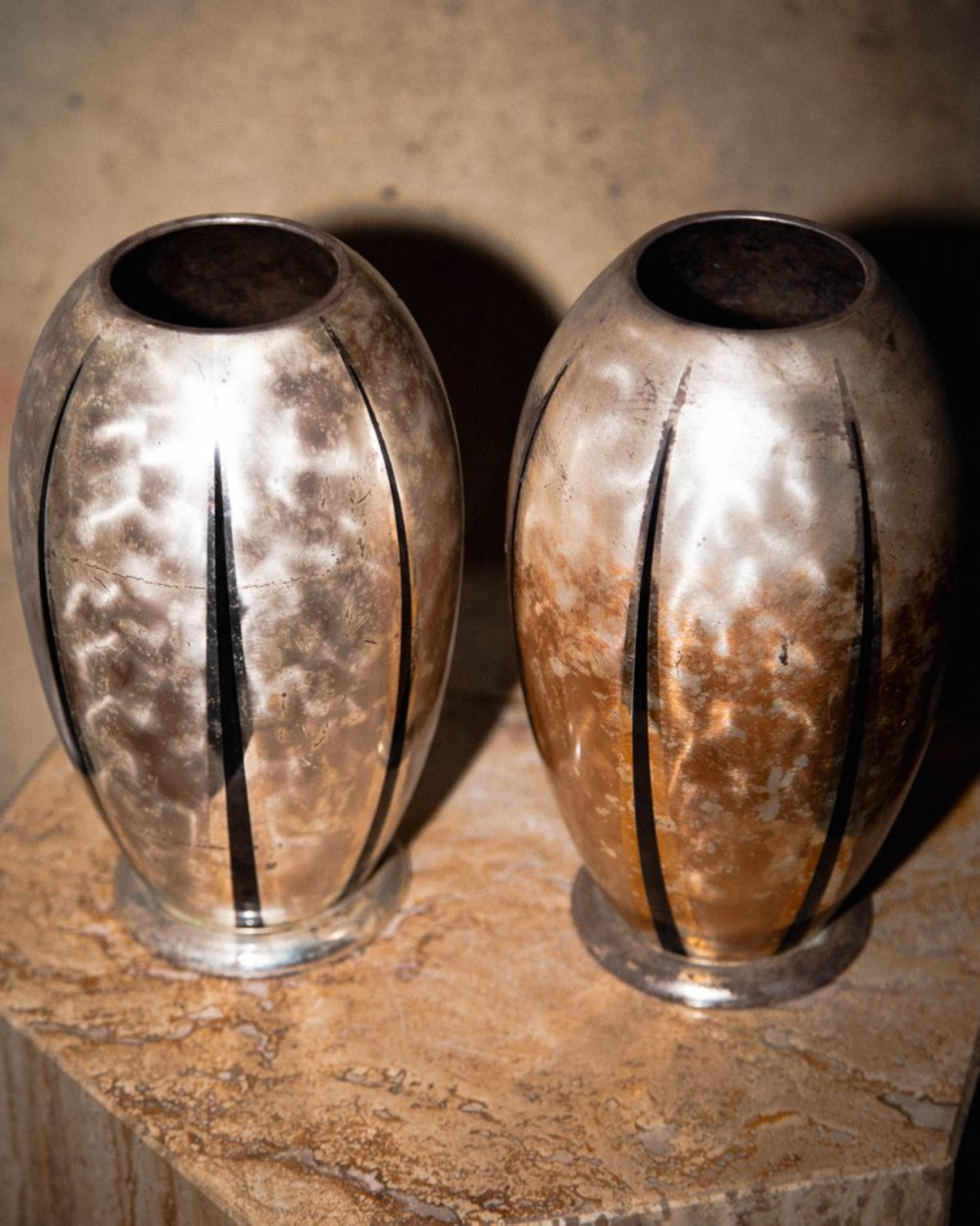 Abbellisci il tuo spazio con il fascino intramontabile del design Art Deco degli anni '40 incarnato da questi vasi tedeschi Ikora placcati in argento di WMF. Impregnati dell'innovativa maestria per cui WMF è rinomata, questi pezzi mostrano un'arte