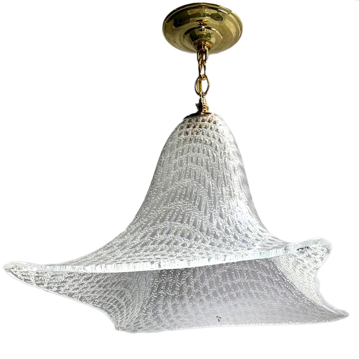 Set di 4 lampadari in vetro soffiato italiano degli anni '50 circa con una luce interna ciascuno. Venduto singolarmente. 

Misure:
Larghezza: 14.5
Caduta: 19