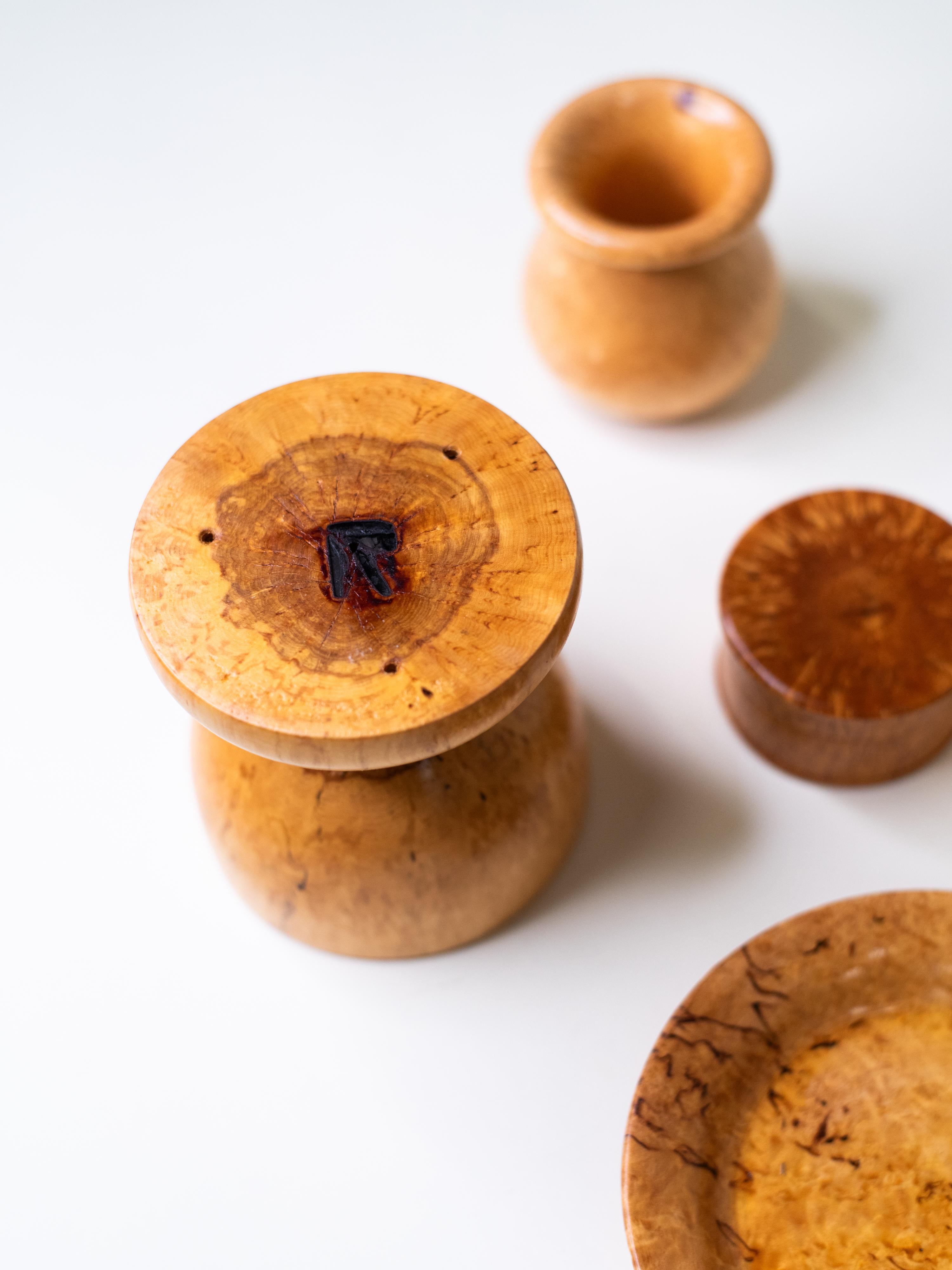 Ensemble de  Vintage Hand-Turned Curly Birch Objects, Finland, Mid-Century (objets tournés à la main en bouleau) en vente 3