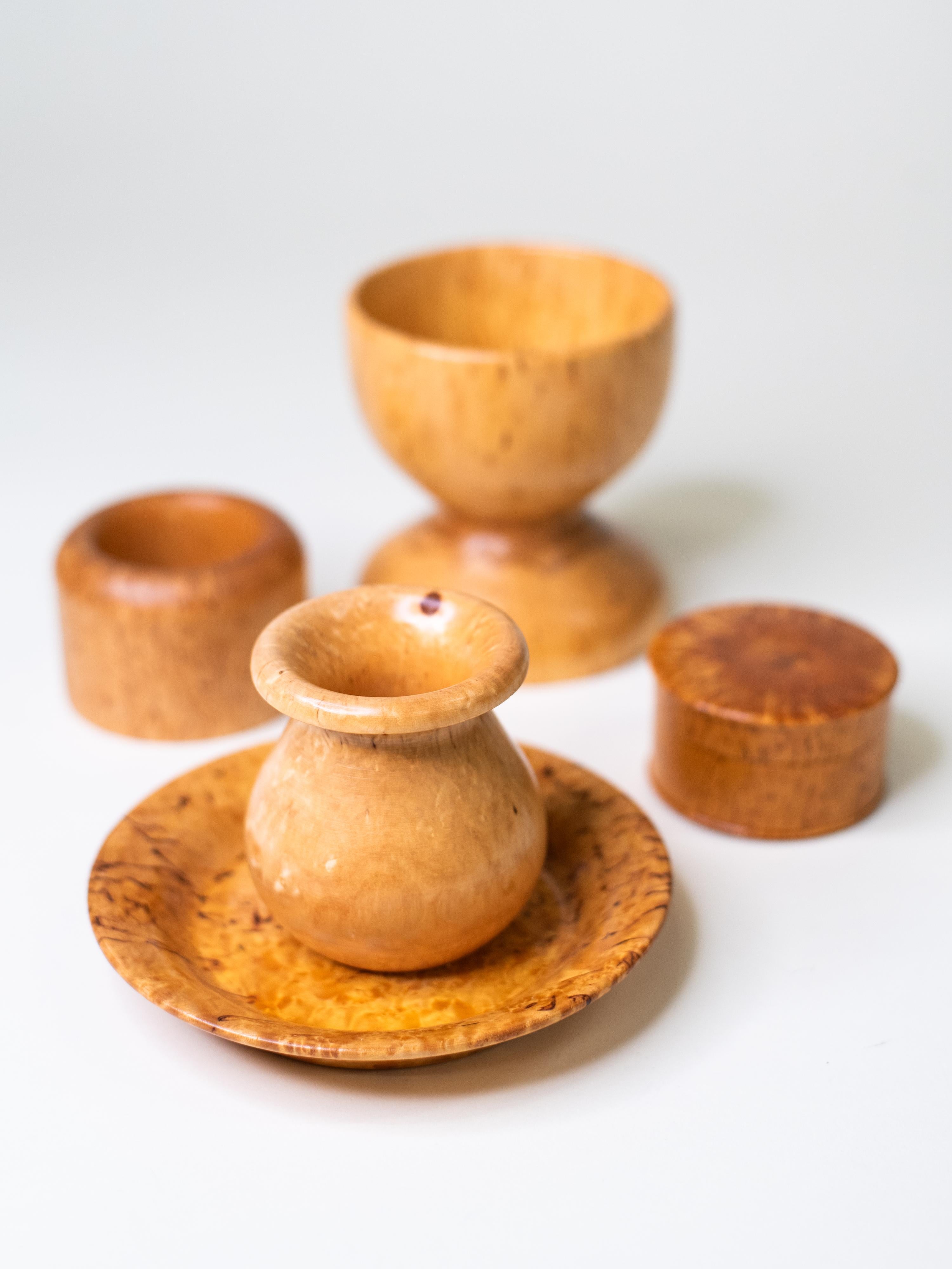 Ensemble de  Vintage Hand-Turned Curly Birch Objects, Finland, Mid-Century (objets tournés à la main en bouleau) en vente 4