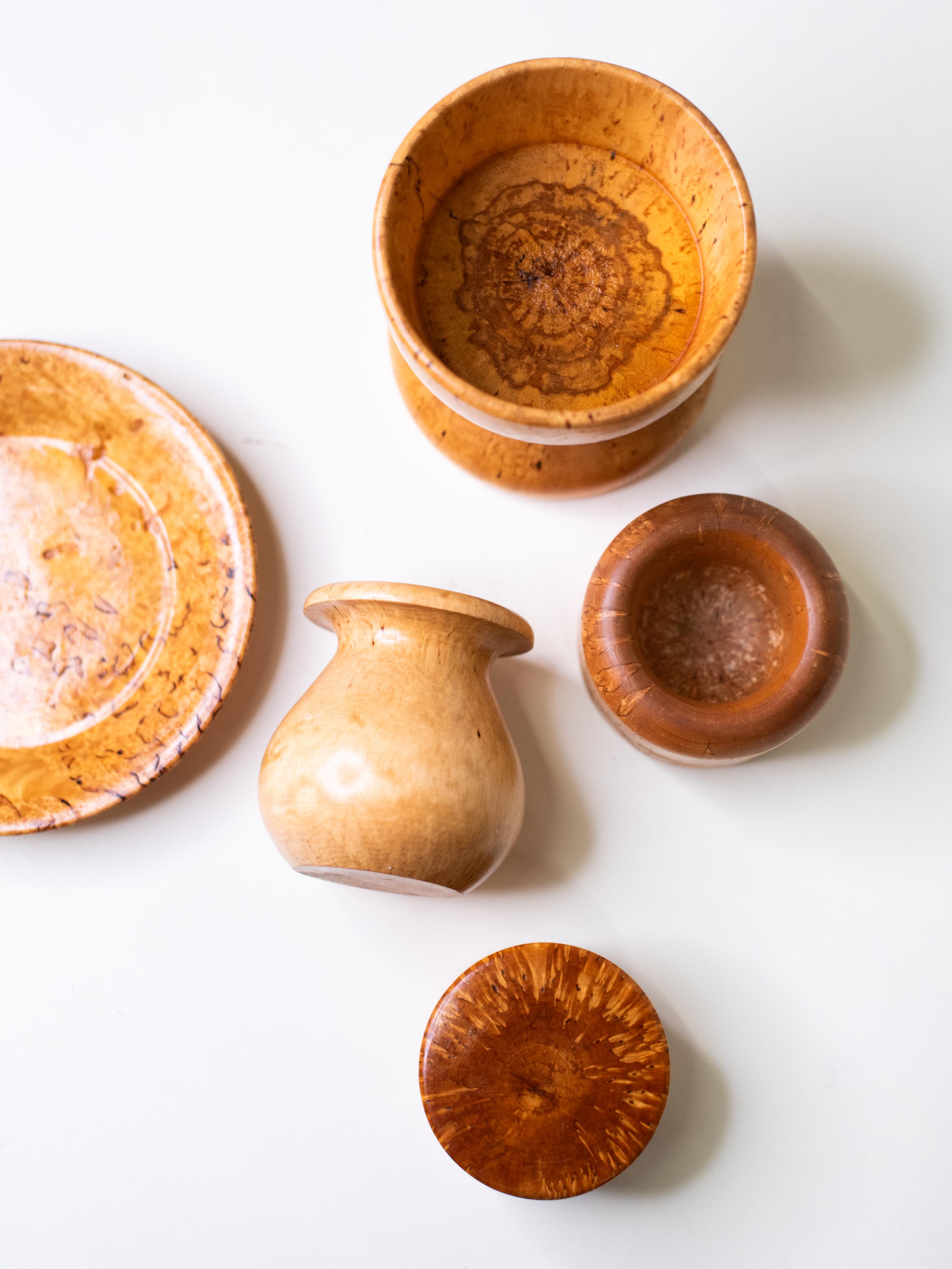 Ensemble de  Vintage Hand-Turned Curly Birch Objects, Finland, Mid-Century (objets tournés à la main en bouleau) en vente 5
