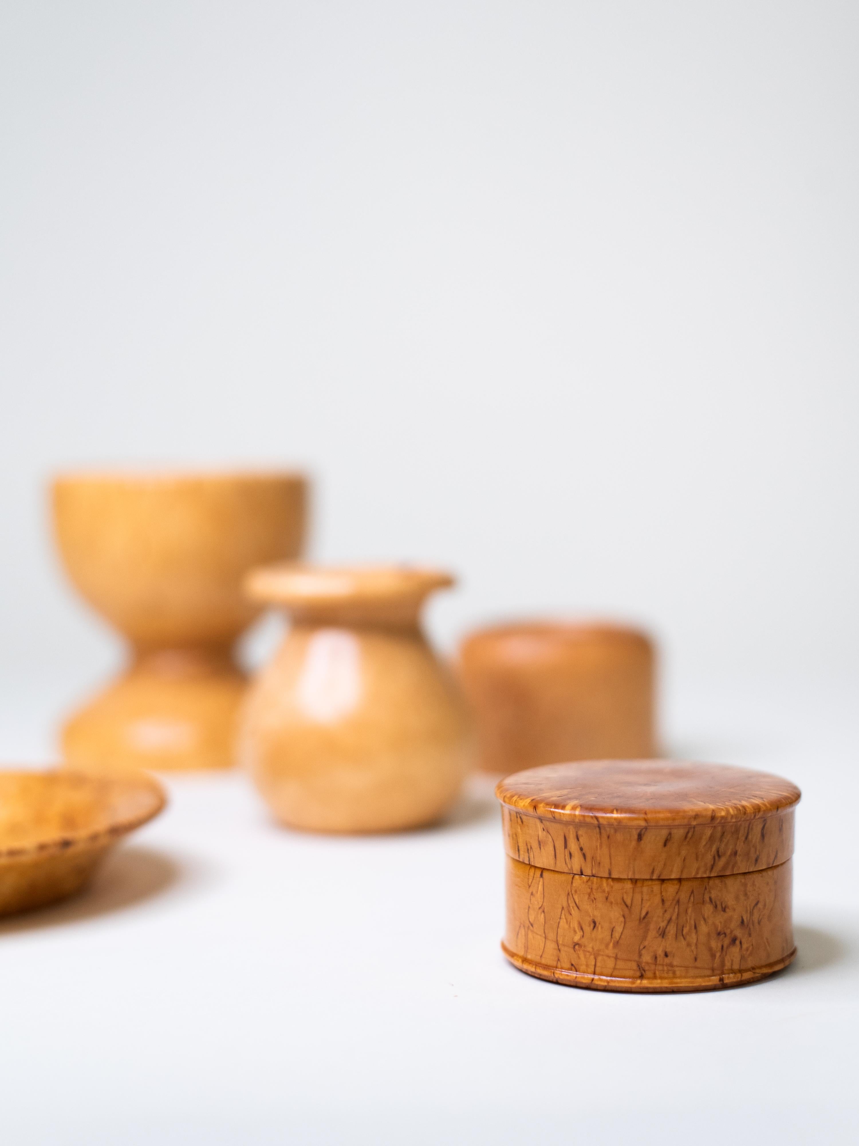 Ensemble de  Vintage Hand-Turned Curly Birch Objects, Finland, Mid-Century (objets tournés à la main en bouleau) en vente 8