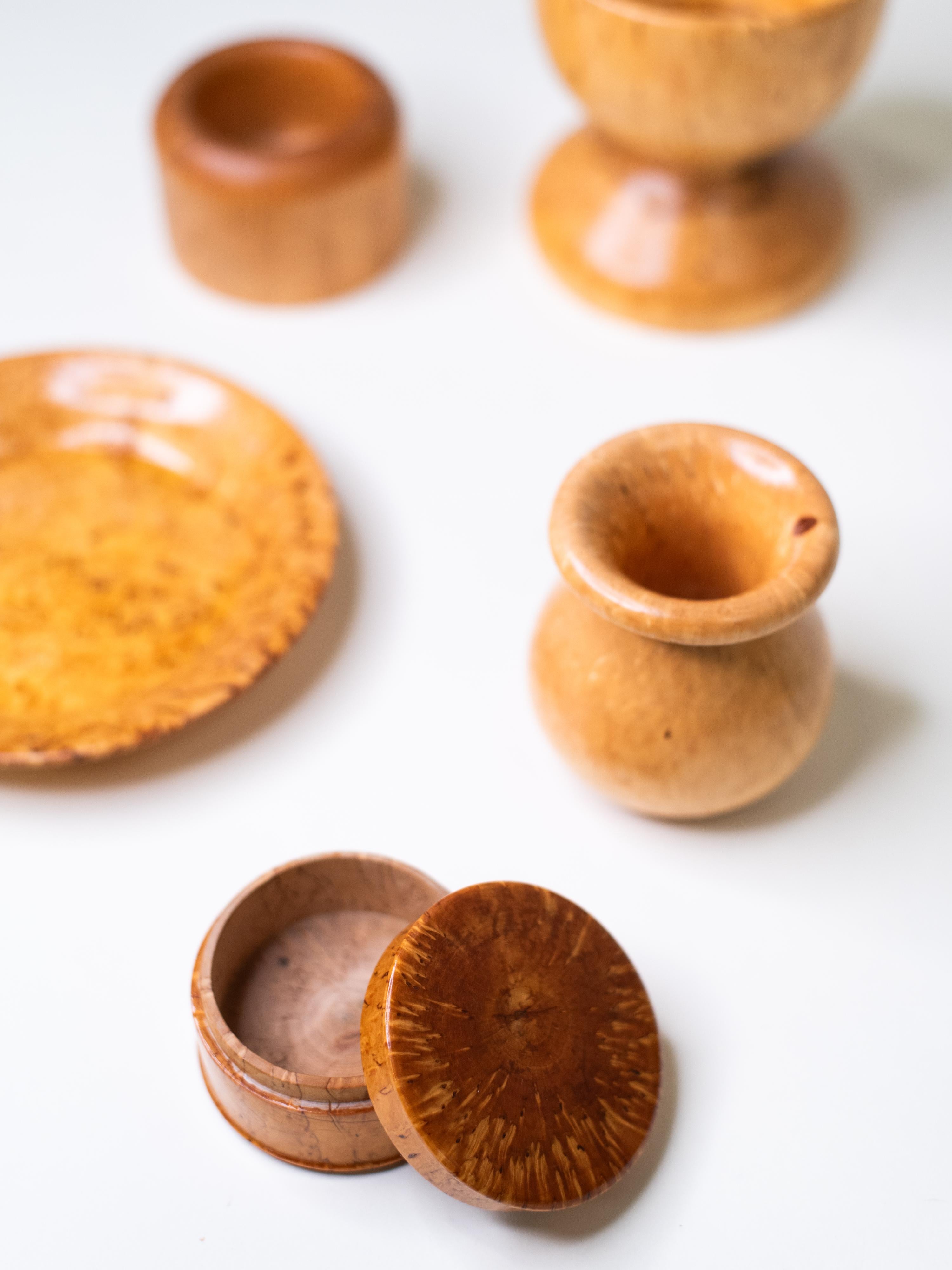 Ensemble de  Vintage Hand-Turned Curly Birch Objects, Finland, Mid-Century (objets tournés à la main en bouleau) en vente 9