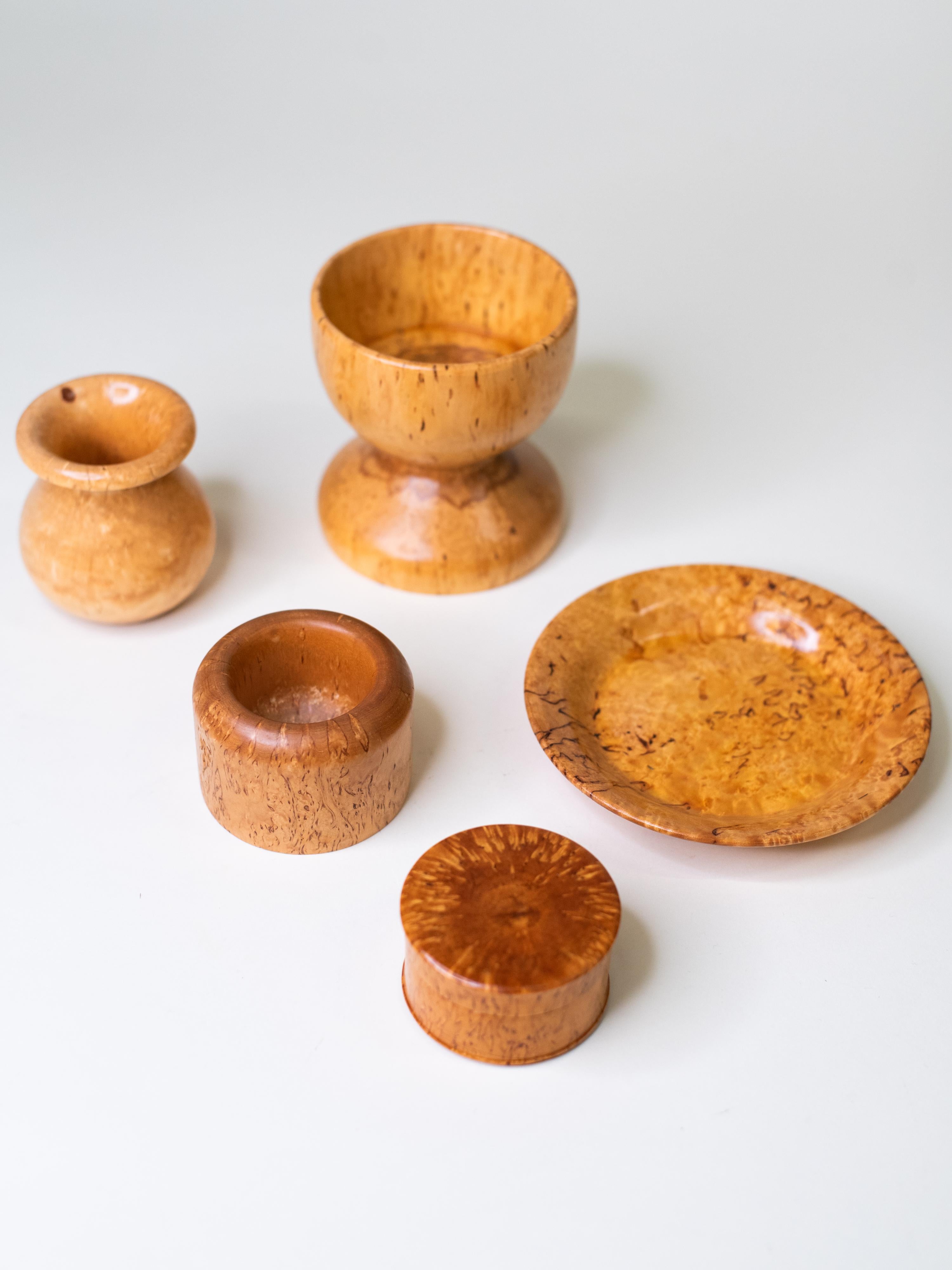 Un ensemble de cinq objets tournés à la main datant du milieu du siècle dernier. Fabriqué en bouleau frisé richement figuré, il met en valeur la chaleur et la complexité de l'un des matériaux indigènes les plus précieux de Finlande.

Le groupe