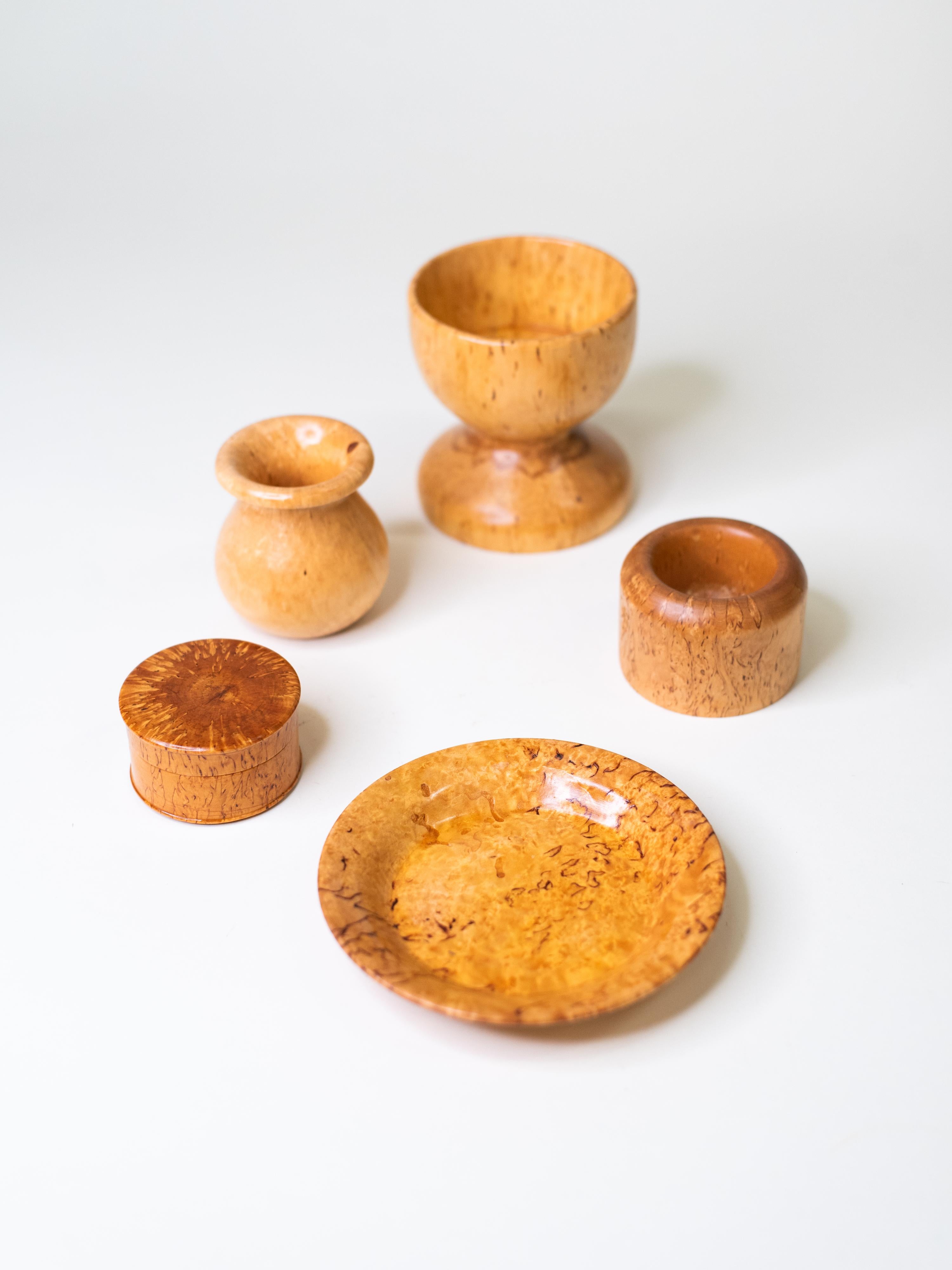 Artisanat Ensemble de  Vintage Hand-Turned Curly Birch Objects, Finland, Mid-Century (objets tournés à la main en bouleau) en vente
