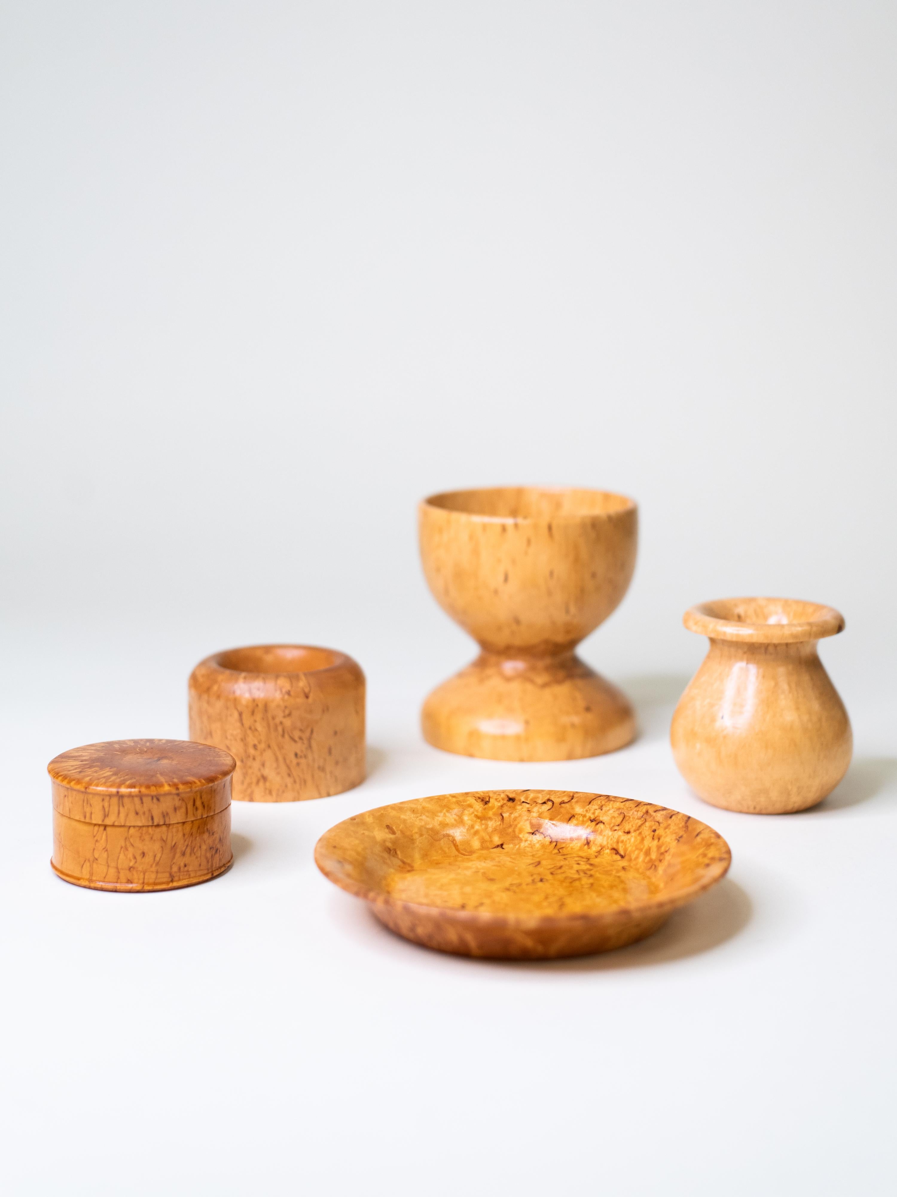 Finlandais Ensemble de  Vintage Hand-Turned Curly Birch Objects, Finland, Mid-Century (objets tournés à la main en bouleau) en vente