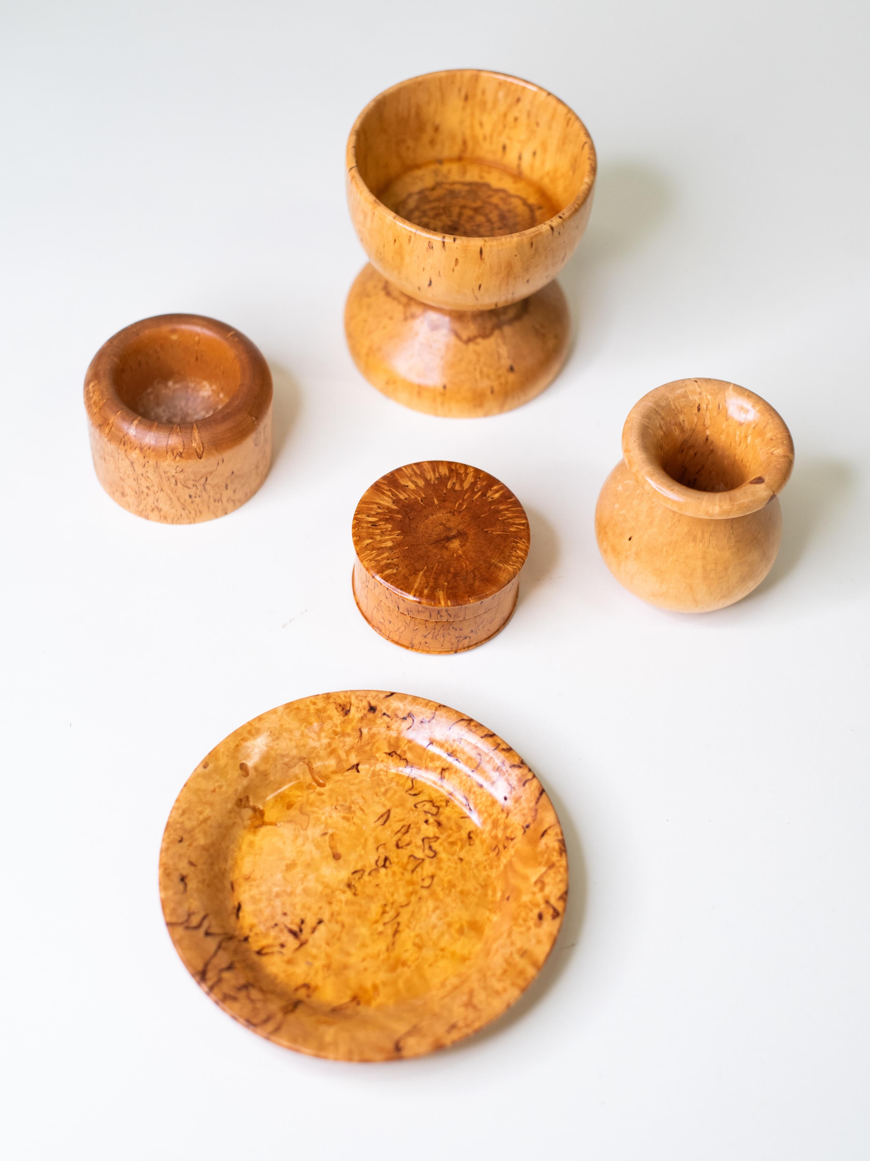 Ensemble de  Vintage Hand-Turned Curly Birch Objects, Finland, Mid-Century (objets tournés à la main en bouleau) Bon état - En vente à Karis, Nyland